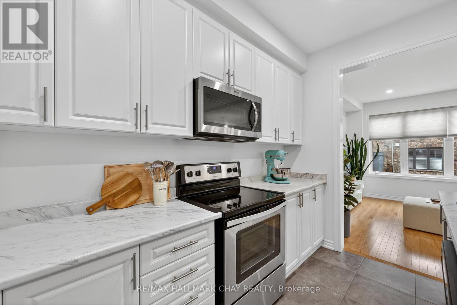 81 Alvin Pegg Drive, East Gwillimbury, Ontario  L9R 0R6 - Photo 8 - N12992258