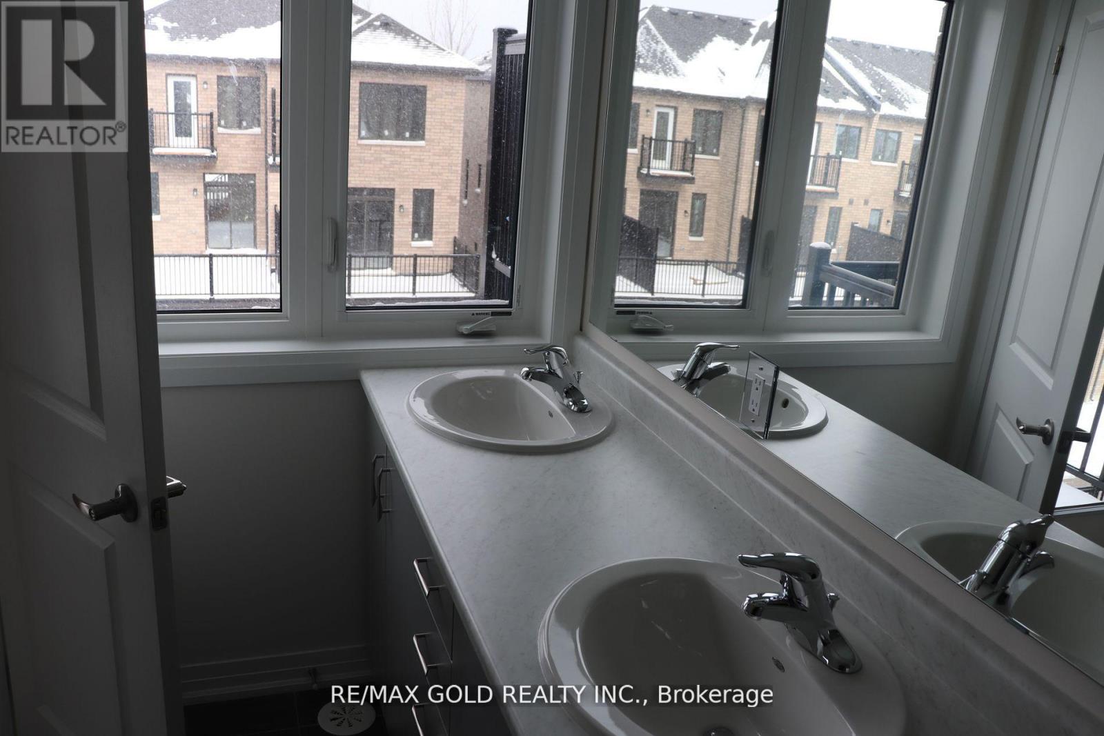 29 Cherry Hill Lane, Barrie (Painswick South), Ontario  L9J 0M7 - Photo 13 - S12992244