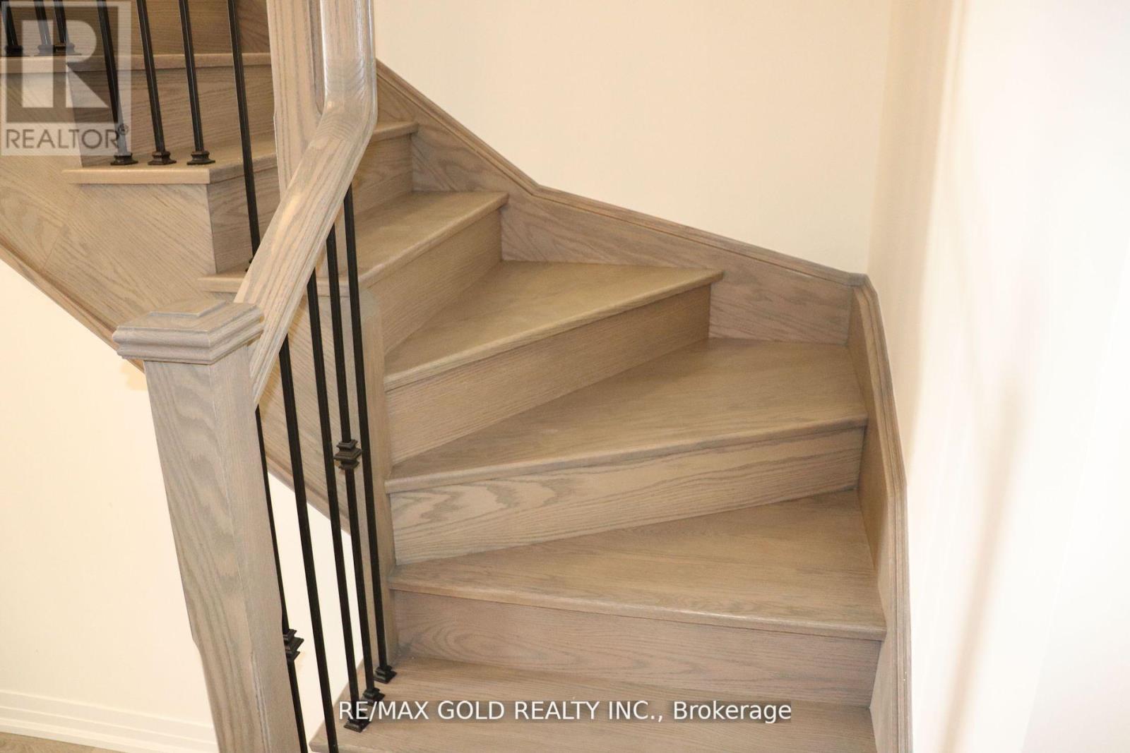 29 Cherry Hill Lane, Barrie (Painswick South), Ontario  L9J 0M7 - Photo 4 - S12992244