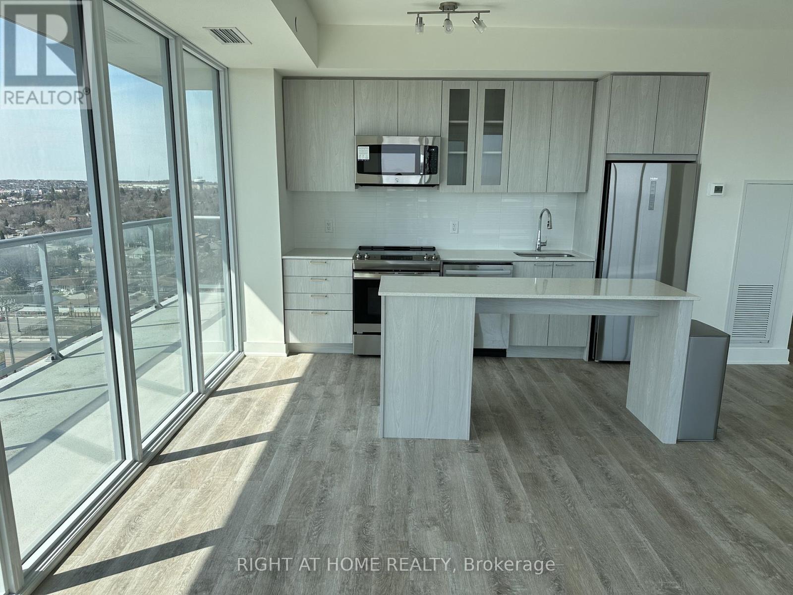 1404 - 185 Deerfield Road, Newmarket, Ontario  L3Y 0G7 - Photo 31 - N12965480