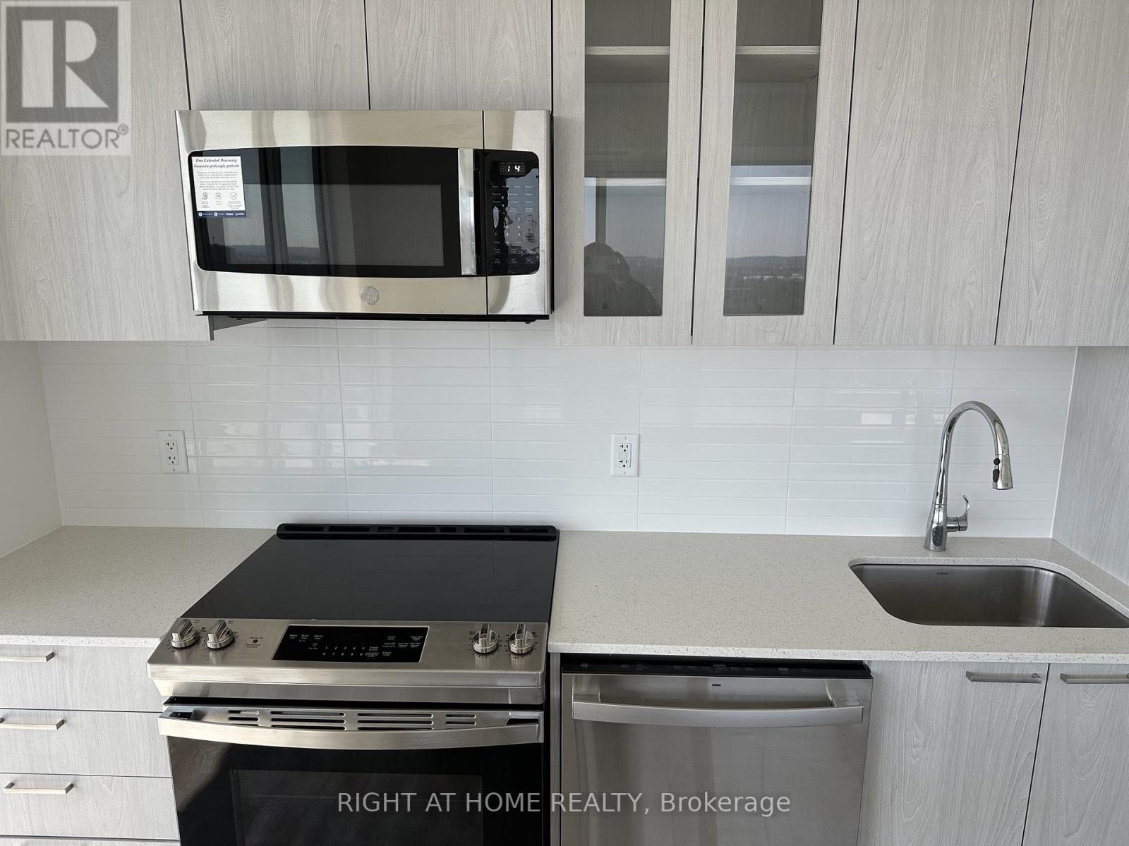 1404 - 185 Deerfield Road, Newmarket, Ontario  L3Y 0G7 - Photo 28 - N12965480