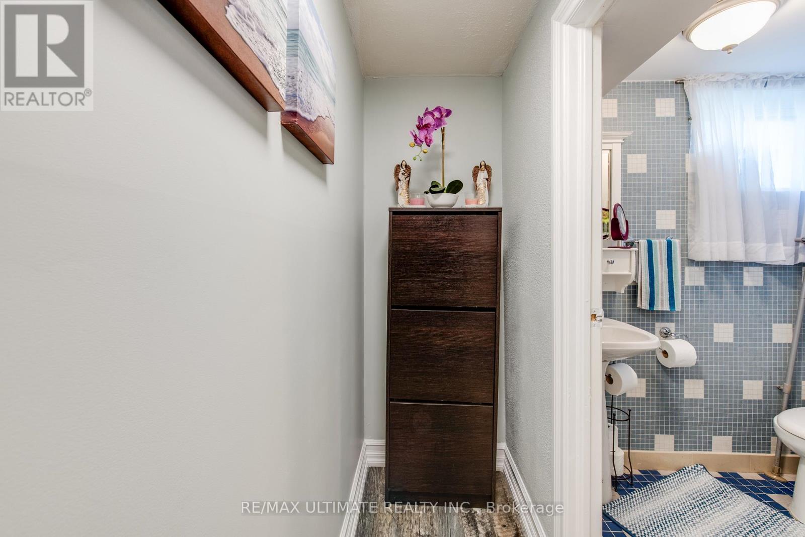 Lower - 5 Burrard Road, Toronto, Ontario  M9W 3S8 - Photo 15 - W12992102