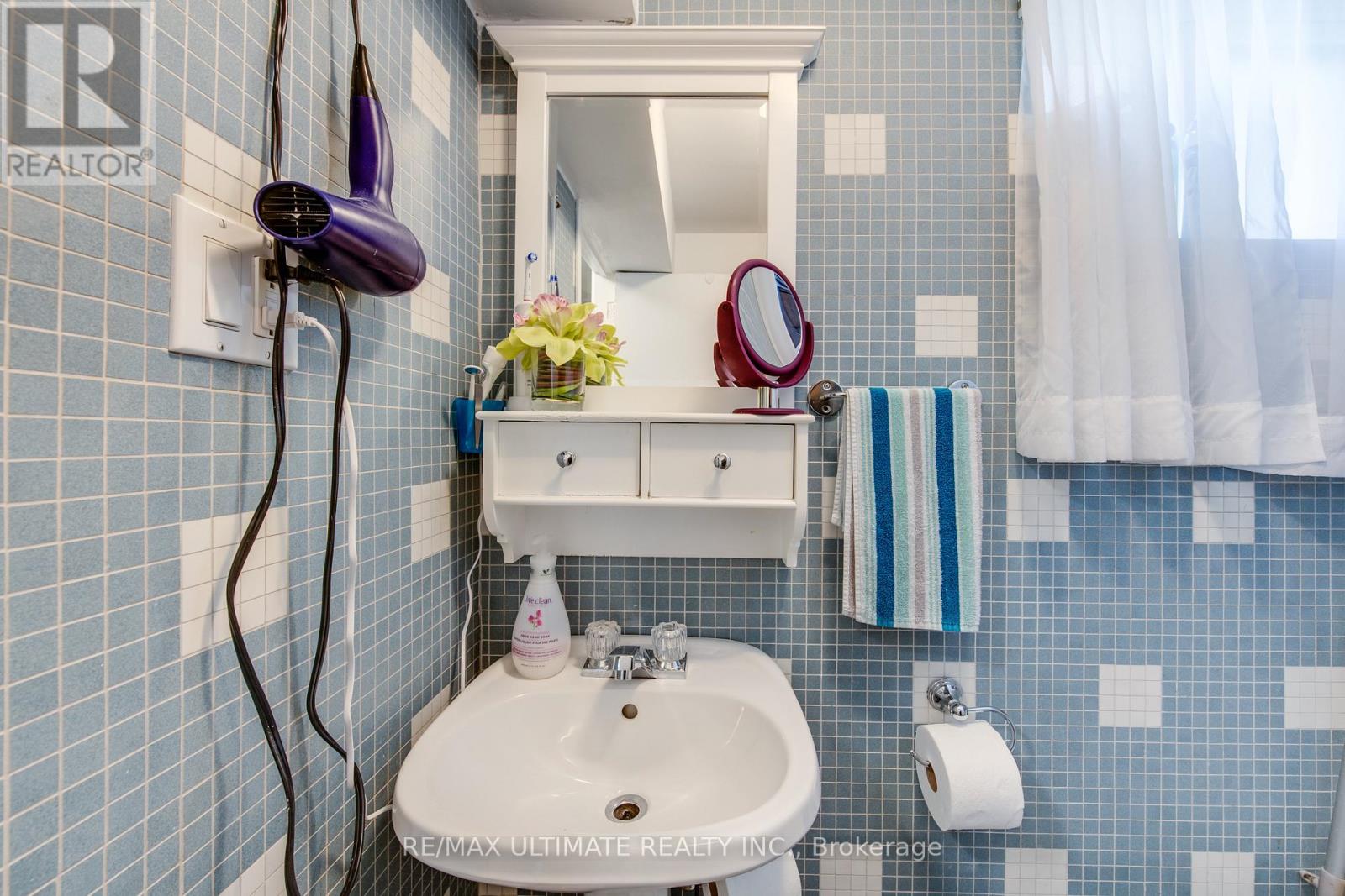 Lower - 5 Burrard Road, Toronto, Ontario  M9W 3S8 - Photo 17 - W12992102