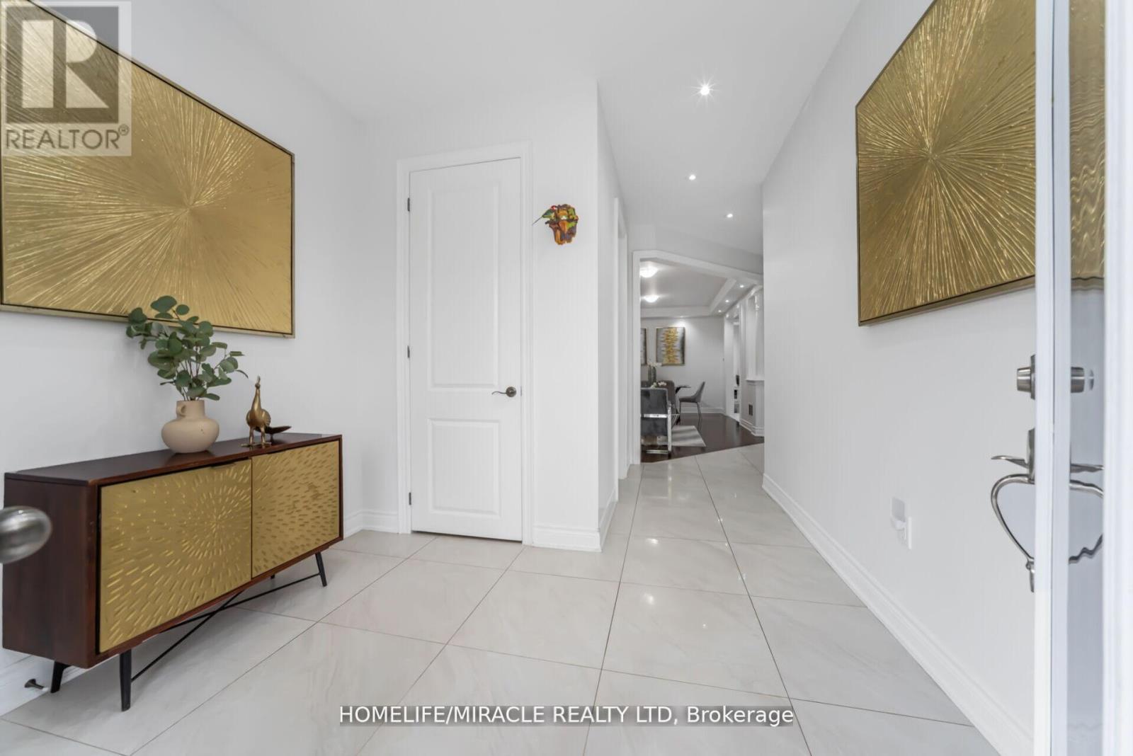 10 Kenora Street, Brampton, Ontario  L6X 5N8 - Photo 6 - W12992138