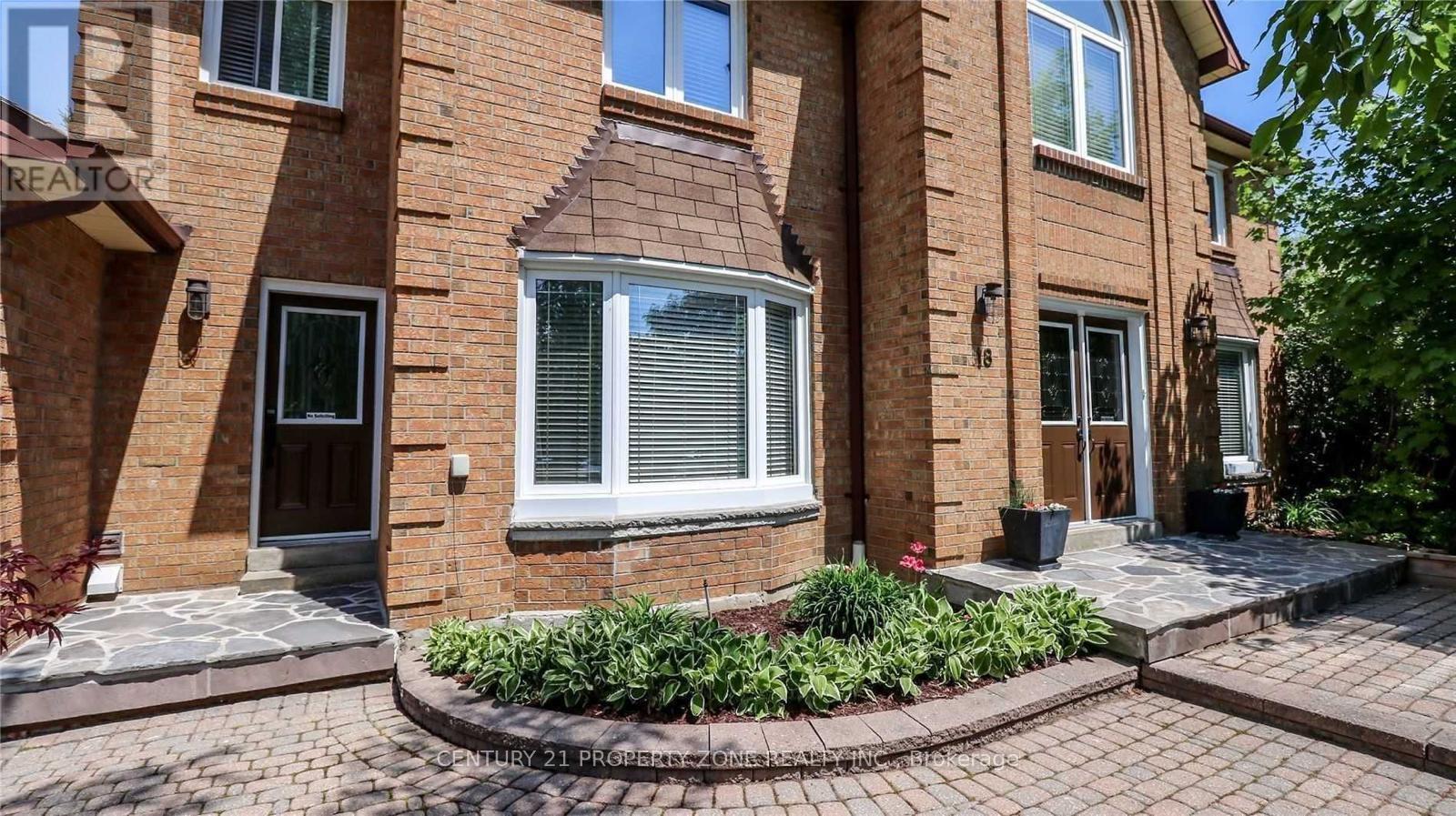 Main - 18 Red Tail Court, Brampton, Ontario  L6Z 3N1 - Photo 2 - W12992142