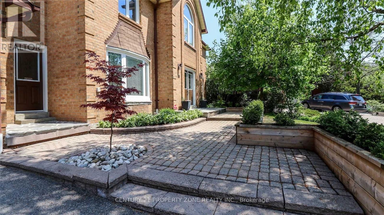 Main - 18 Red Tail Court, Brampton, Ontario  L6Z 3N1 - Photo 3 - W12992142