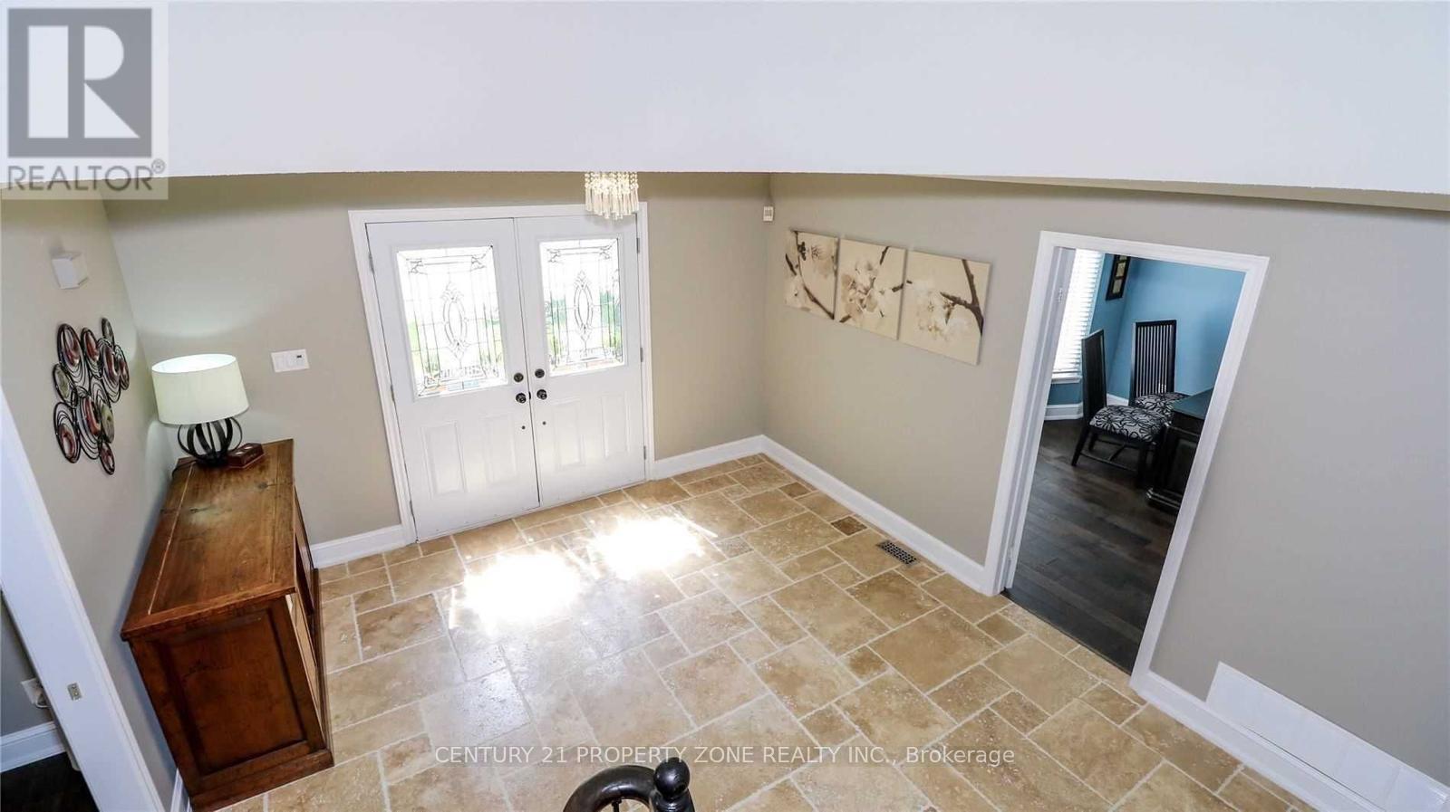 Main - 18 Red Tail Court, Brampton, Ontario  L6Z 3N1 - Photo 4 - W12992142