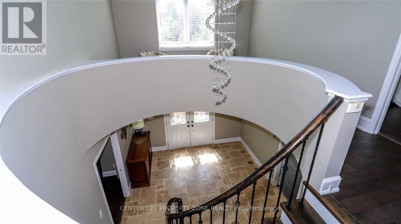 Main - 18 Red Tail Court, Brampton, Ontario  L6Z 3N1 - Photo 5 - W12992142