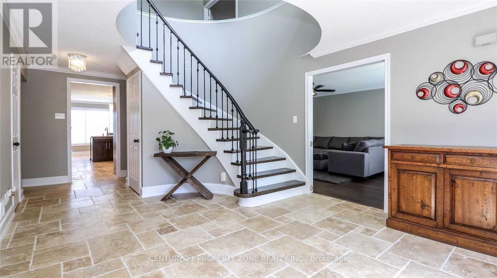 Main - 18 Red Tail Court, Brampton, Ontario  L6Z 3N1 - Photo 6 - W12992142