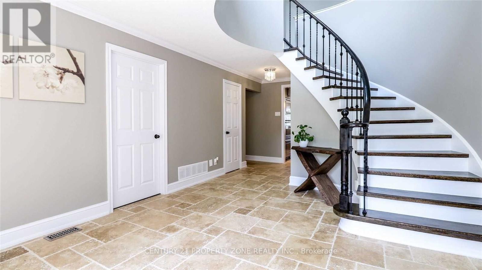 Main - 18 Red Tail Court, Brampton, Ontario  L6Z 3N1 - Photo 7 - W12992142