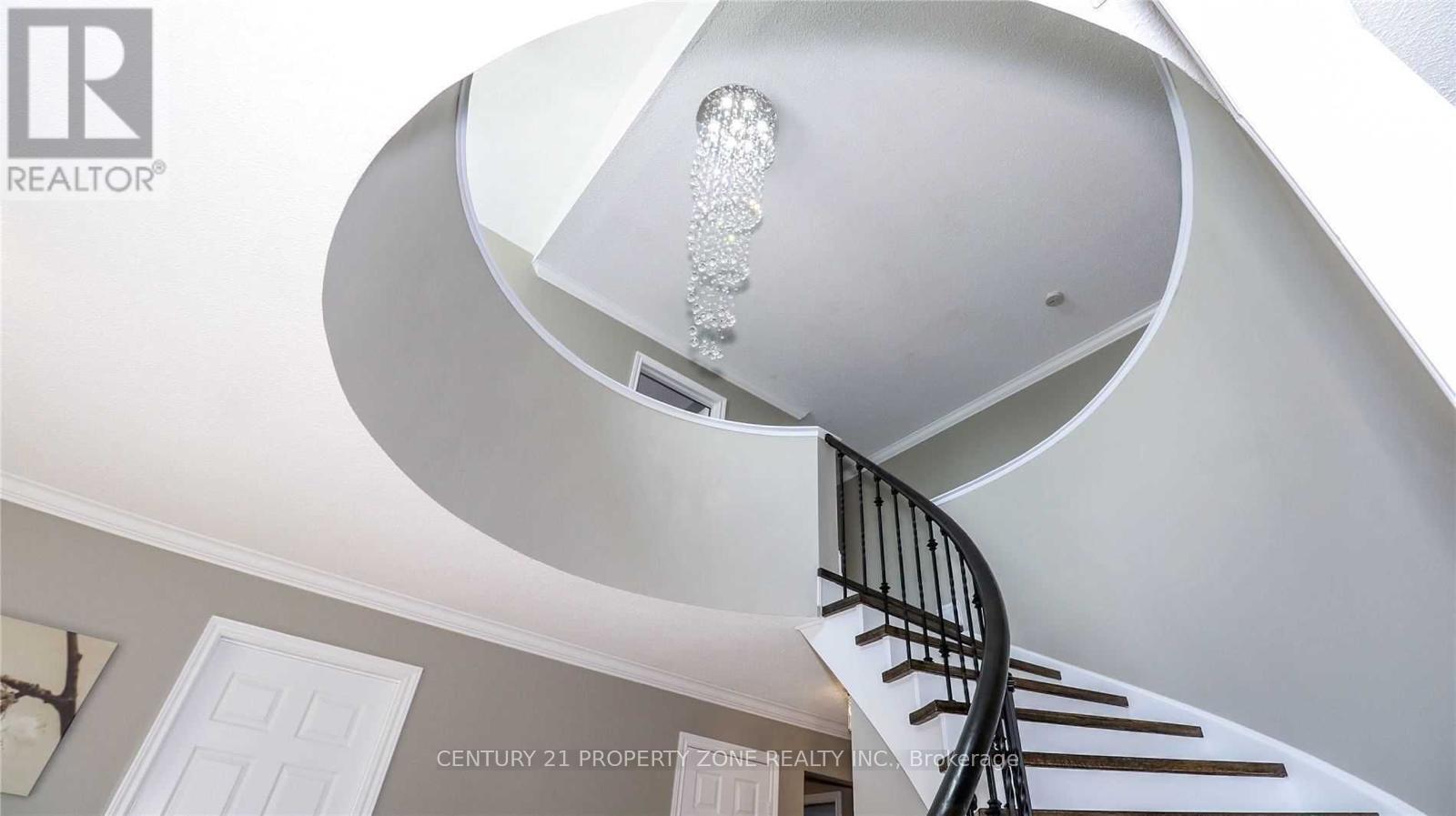 Main - 18 Red Tail Court, Brampton, Ontario  L6Z 3N1 - Photo 8 - W12992142