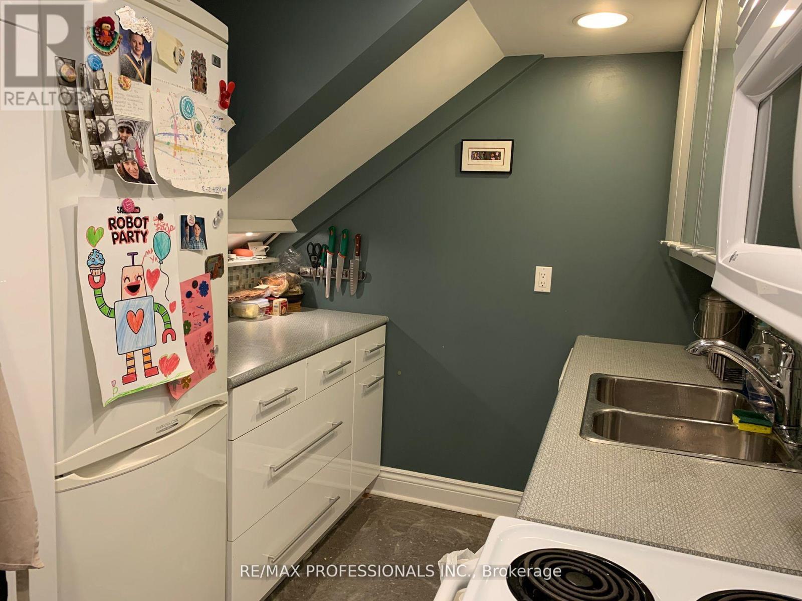 212 - 347 Sorauren Avenue, Toronto, Ontario  M6R 2G5 - Photo 3 - W12992182