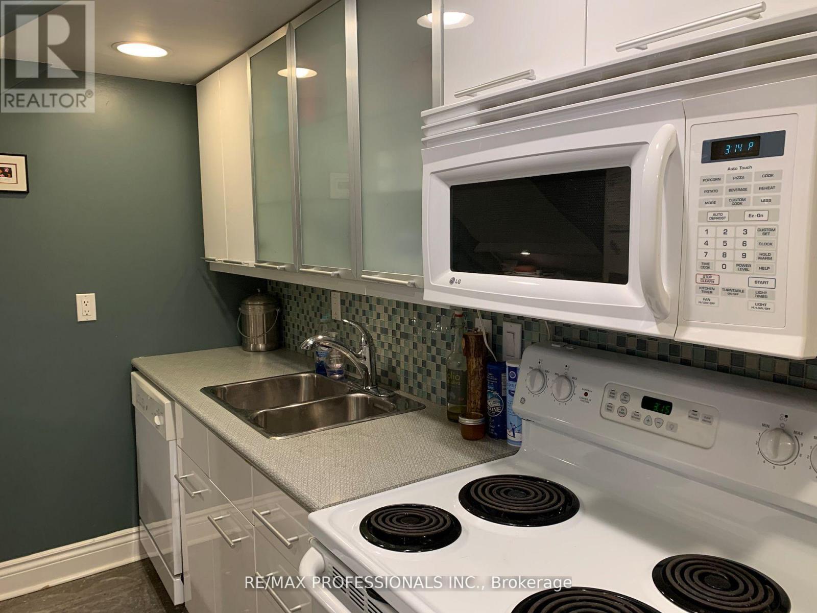 212 - 347 Sorauren Avenue, Toronto, Ontario  M6R 2G5 - Photo 4 - W12992182