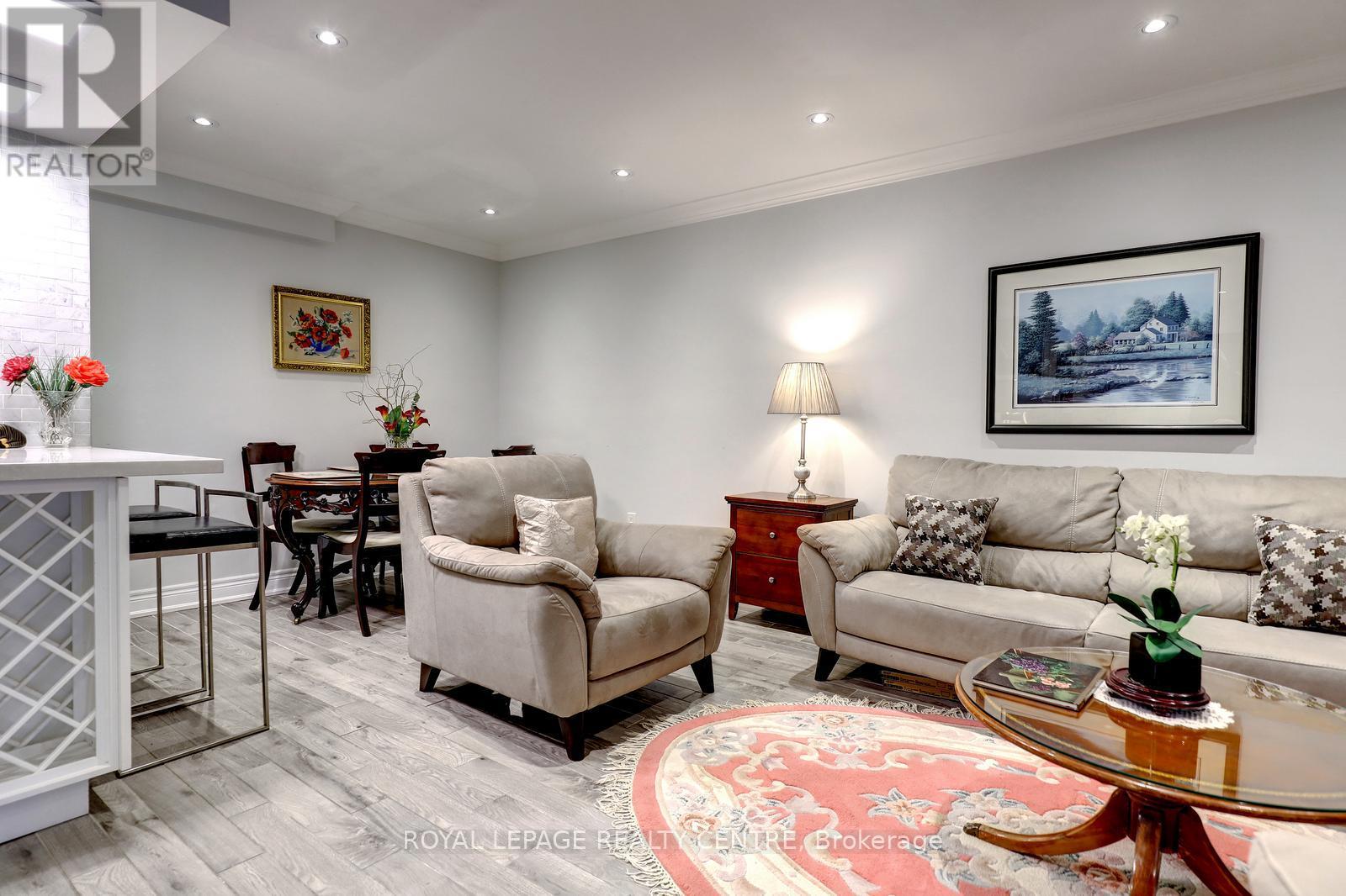 1296 Woodhill Court, Mississauga, Ontario  L5E 3H1 - Photo 11 - W12992188