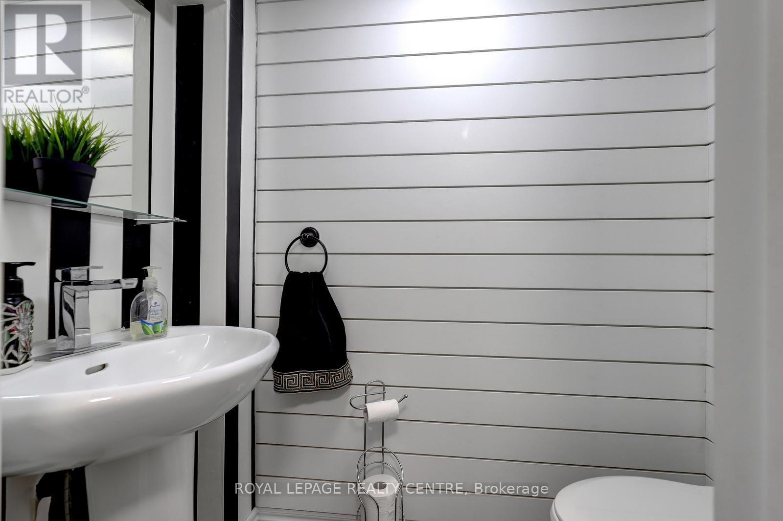 1296 Woodhill Court, Mississauga, Ontario  L5E 3H1 - Photo 22 - W12992188