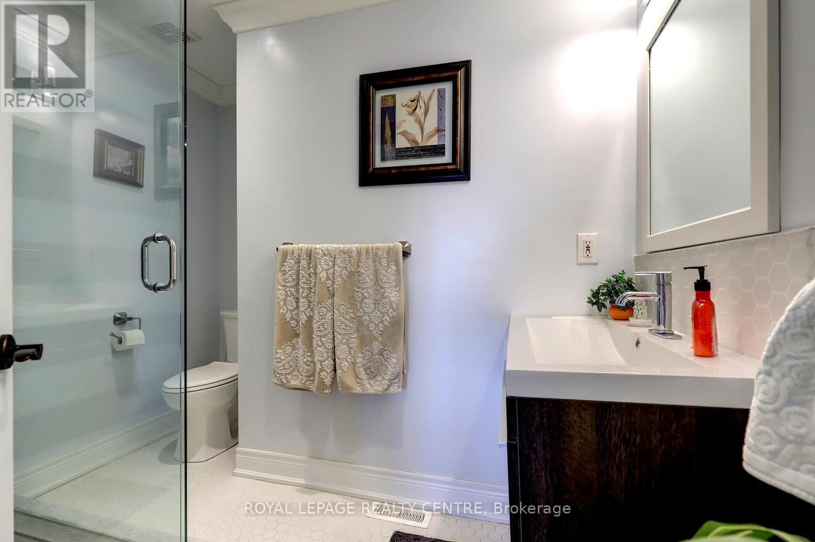 1296 Woodhill Court, Mississauga, Ontario  L5E 3H1 - Photo 30 - W12992188