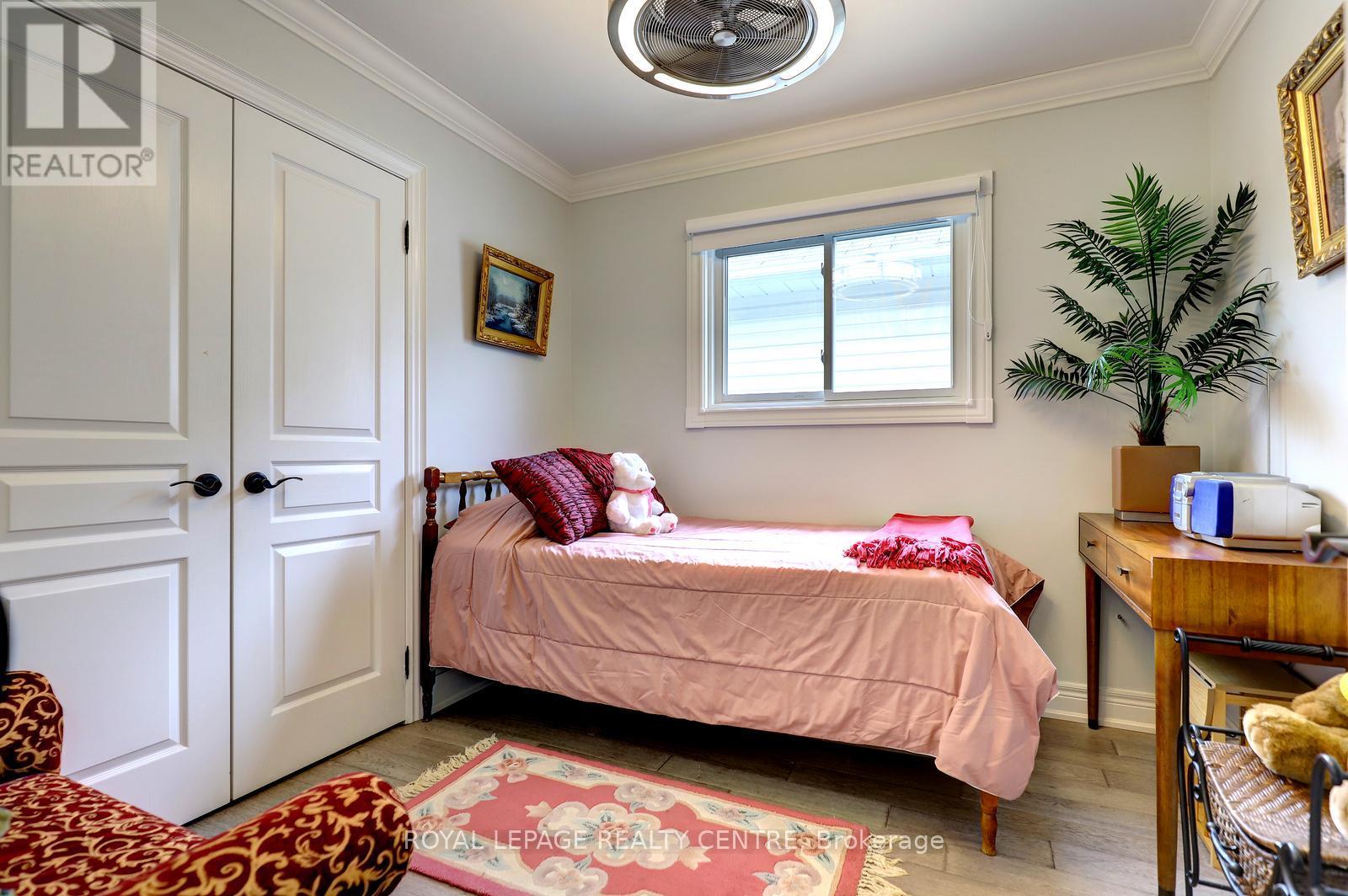 1296 Woodhill Court, Mississauga, Ontario  L5E 3H1 - Photo 33 - W12992188