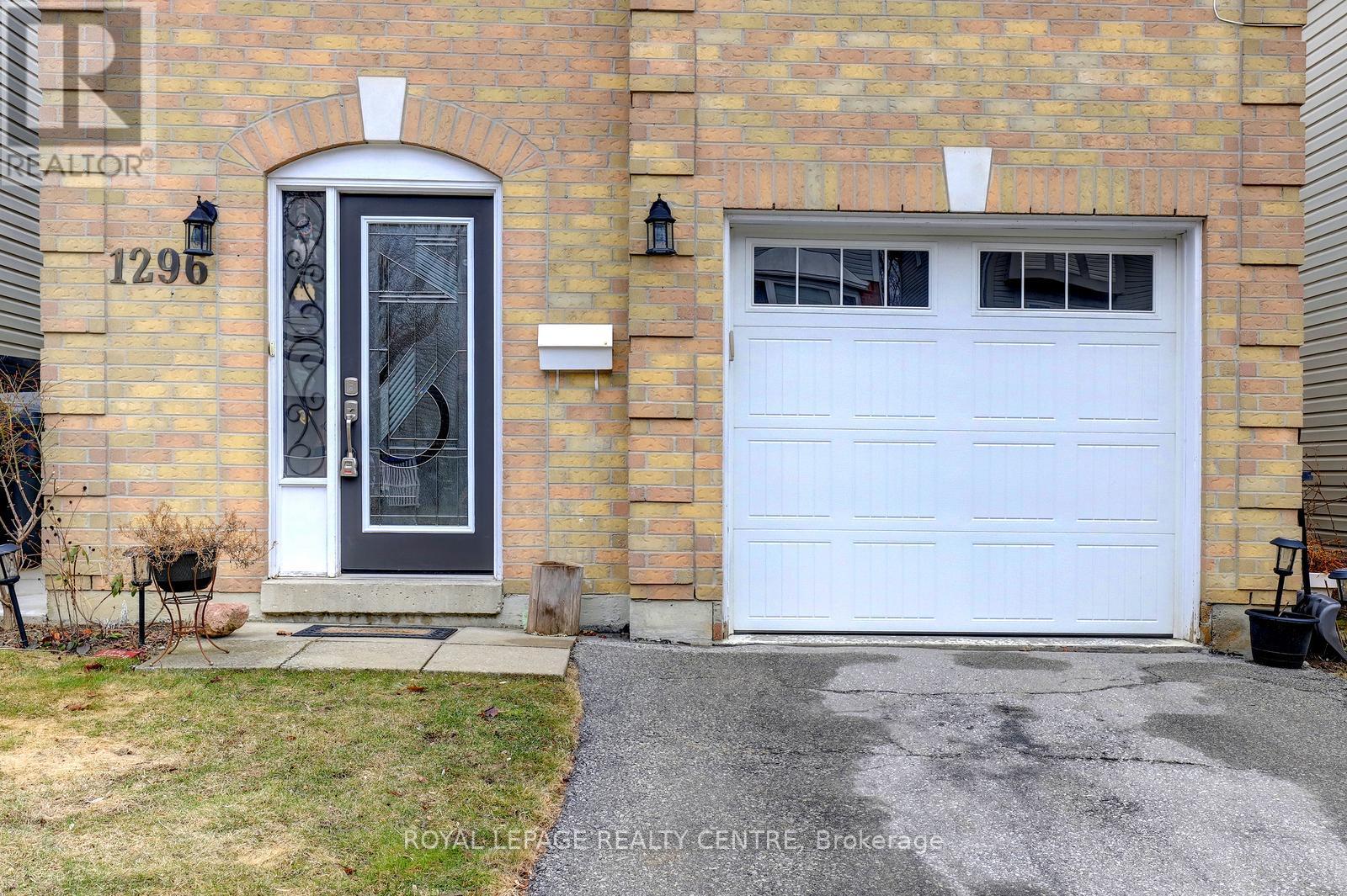 1296 Woodhill Court, Mississauga, Ontario  L5E 3H1 - Photo 4 - W12992188