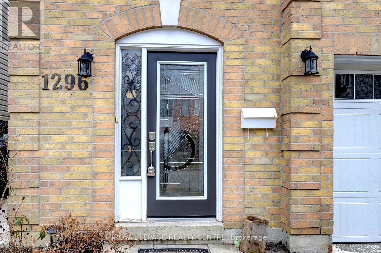 1296 Woodhill Court, Mississauga, Ontario  L5E 3H1 - Photo 5 - W12992188