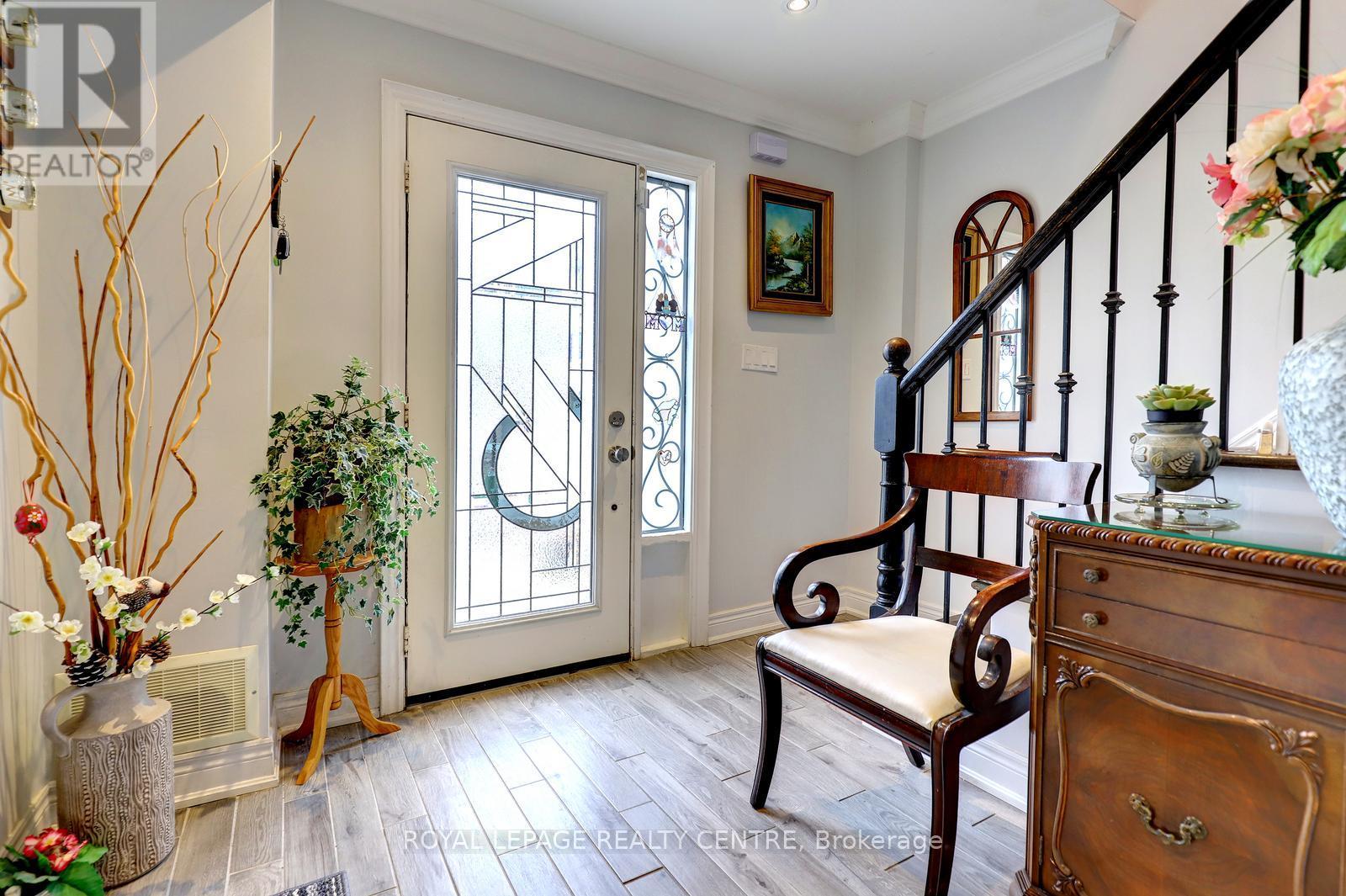 1296 Woodhill Court, Mississauga, Ontario  L5E 3H1 - Photo 6 - W12992188