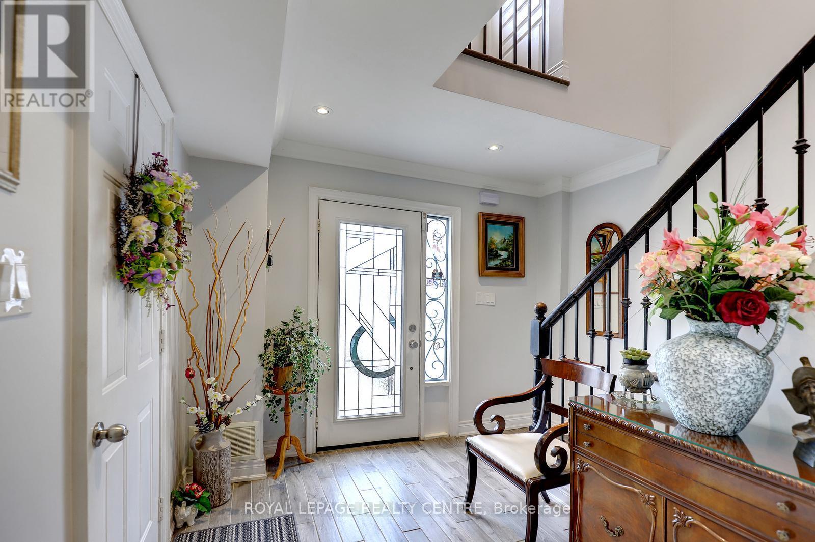 1296 Woodhill Court, Mississauga, Ontario  L5E 3H1 - Photo 7 - W12992188