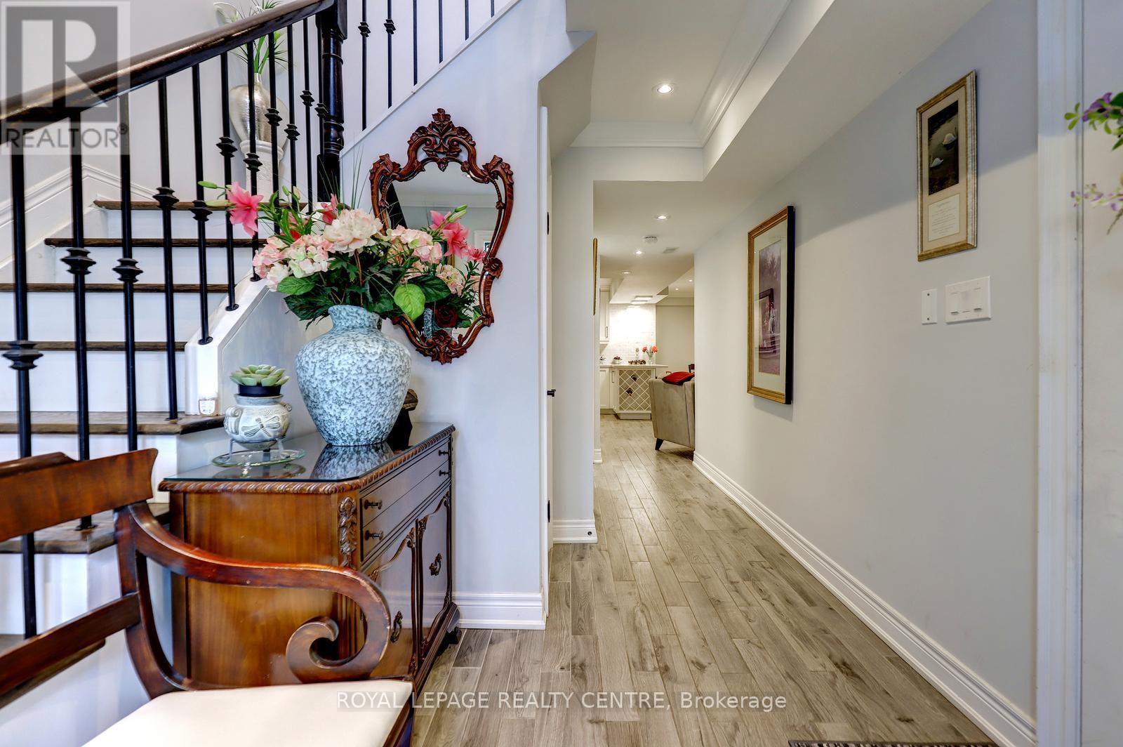 1296 Woodhill Court, Mississauga, Ontario  L5E 3H1 - Photo 8 - W12992188