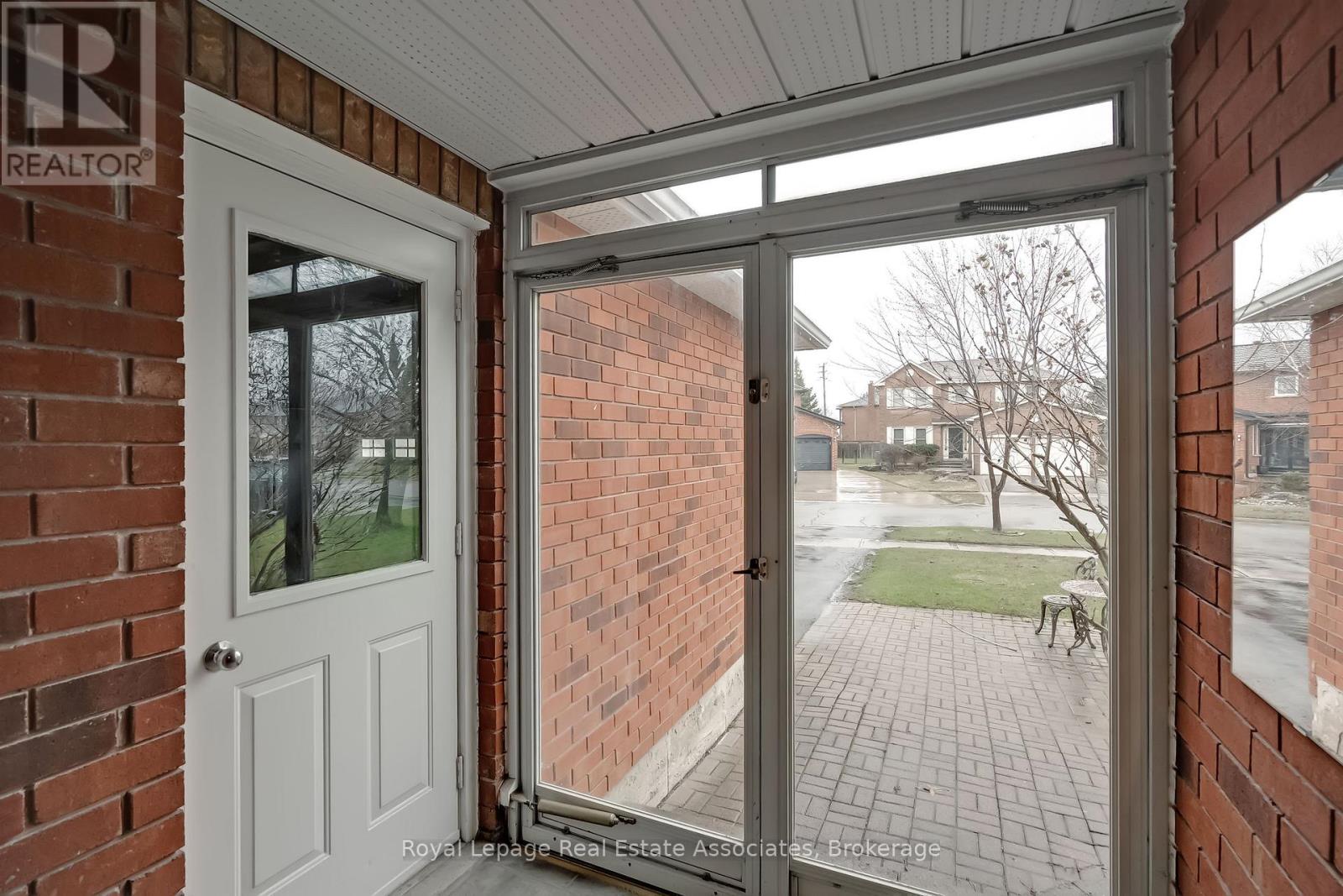 43 Corkett Drive, Brampton, Ontario  L6X 3G1 - Photo 2 - W12992200