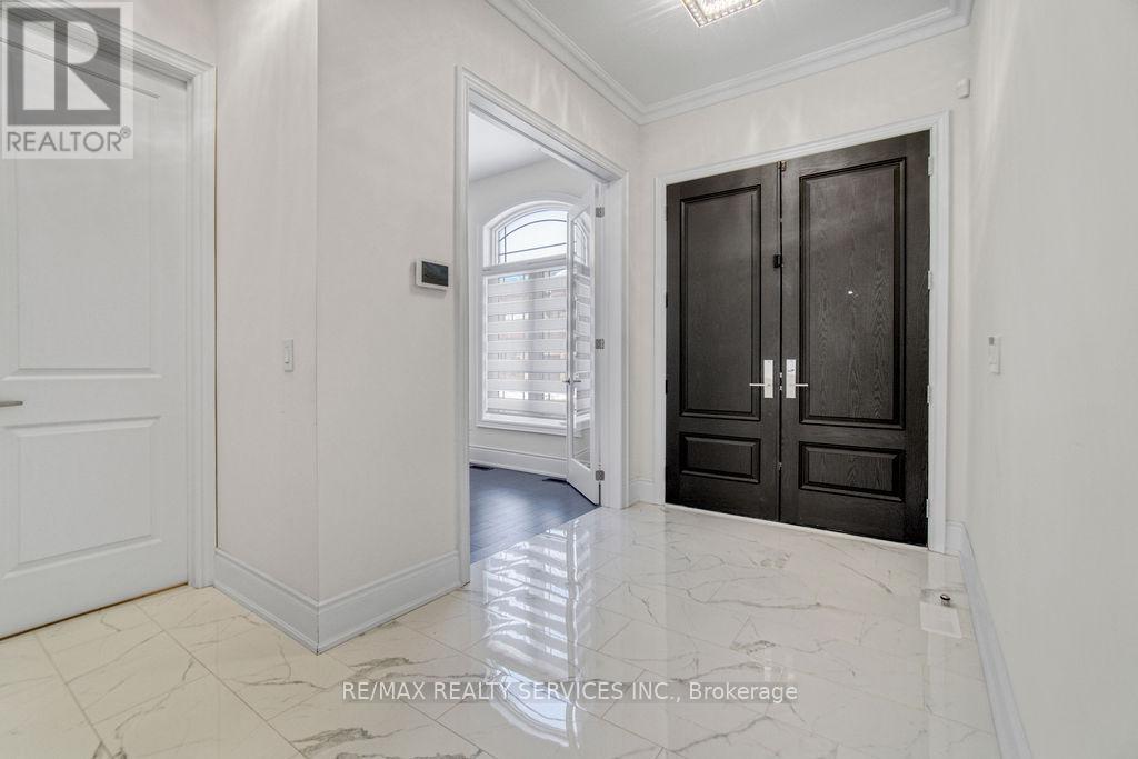 1252 Queens Plate Road, Oakville, Ontario  L6M 5M2 - Photo 3 - W12992230