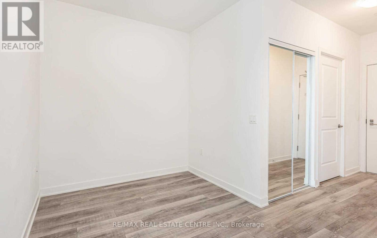 909 - 4699 Glen Erin Drive, Mississauga, Ontario  L6M 2E5 - Photo 5 - W12992246