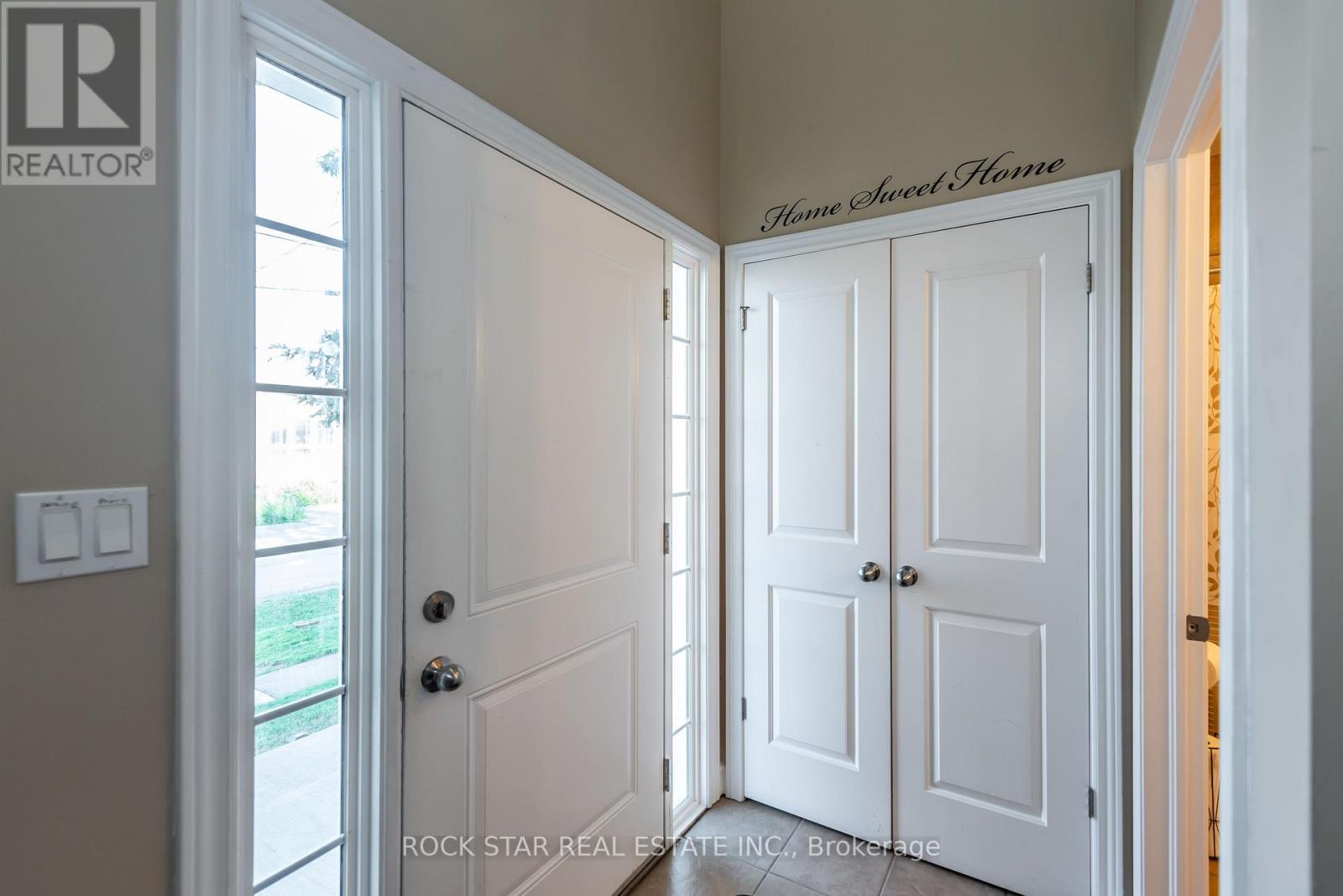 81 Wellington Street N, Thorold, Ontario  L2V 2E8 - Photo 3 - X12992166