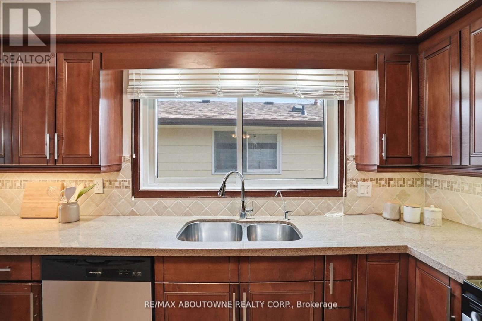 264 Celtic Drive, Hamilton, Ontario L8E 2T9 - Photo 18 - X12992214