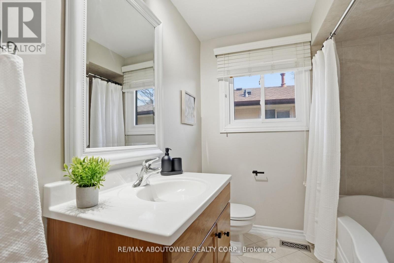 264 Celtic Drive, Hamilton, Ontario L8E 2T9 - Photo 22 - X12992214