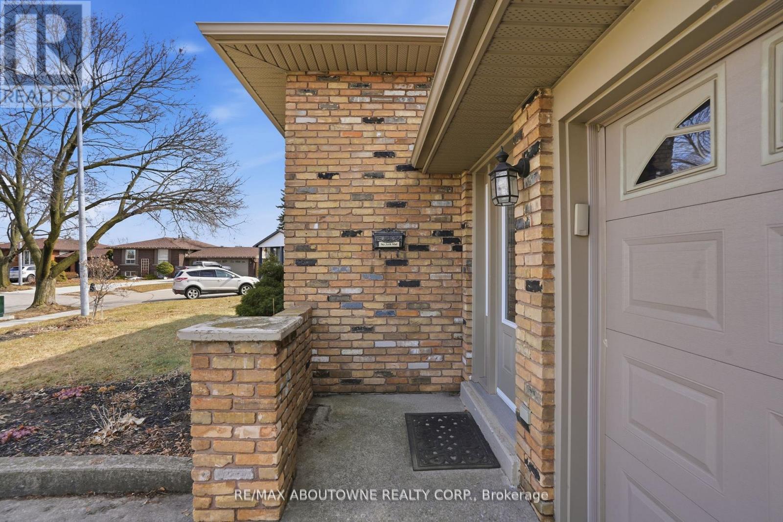 264 Celtic Drive, Hamilton, Ontario L8E 2T9 - Photo 6 - X12992214