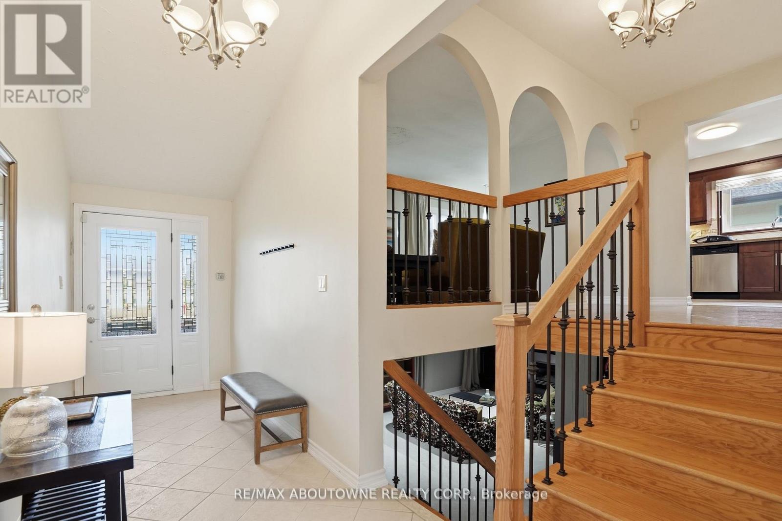 264 Celtic Drive, Hamilton, Ontario L8E 2T9 - Photo 9 - X12992214