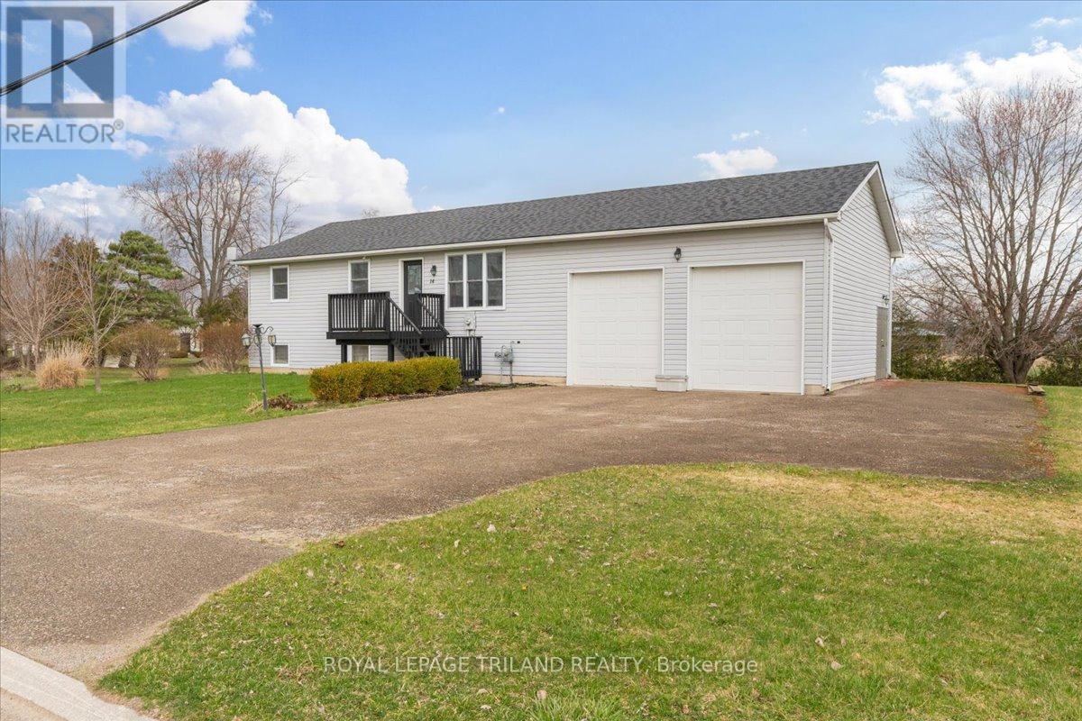 14 Wellington Avenue, Southwest Middlesex, Ontario  N0L 1A0 - Photo 2 - X12975352