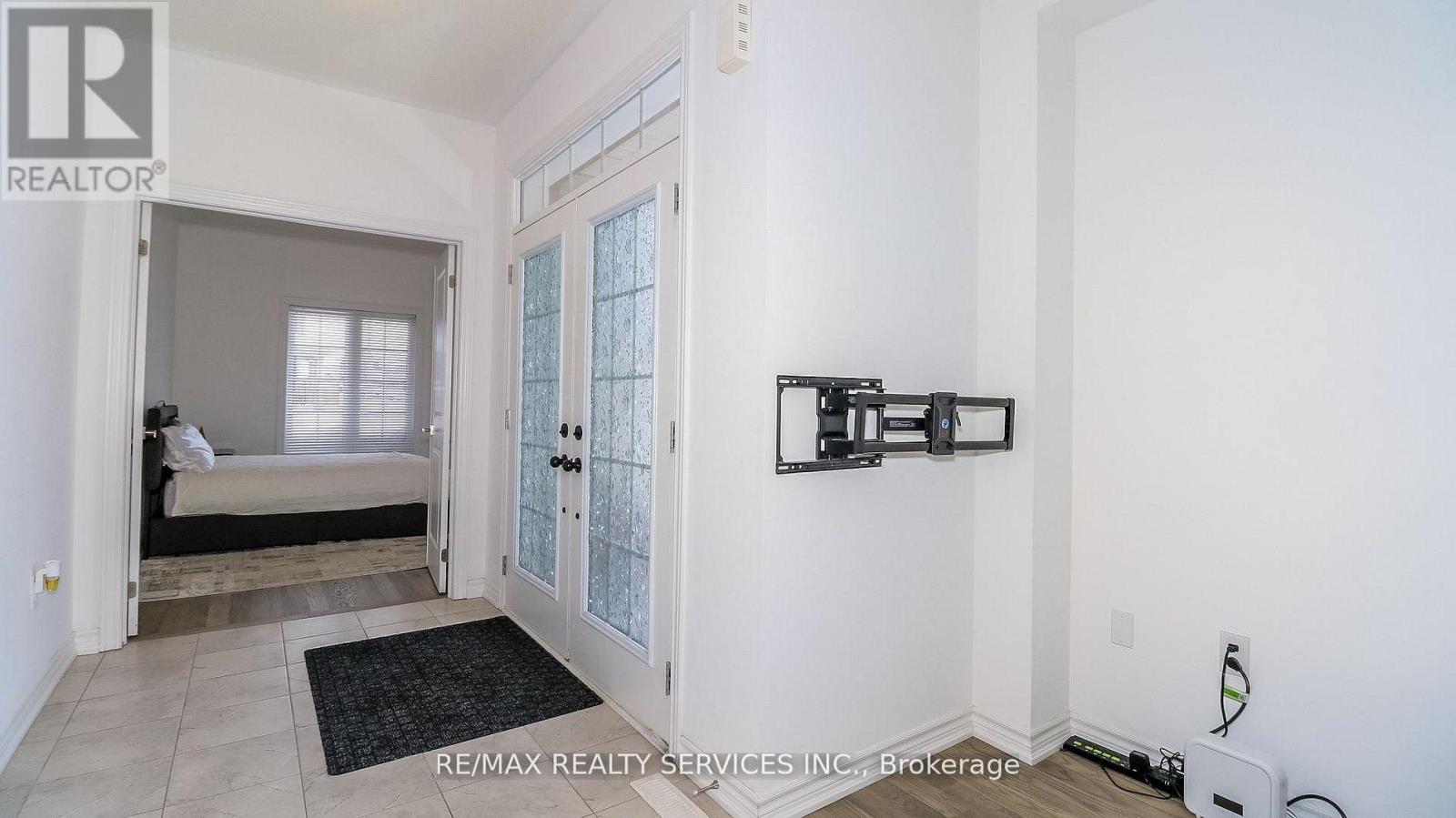 1 Harvest Crescent, Barrie, Ontario  L9J 0T3 - Photo 3 - S12991616