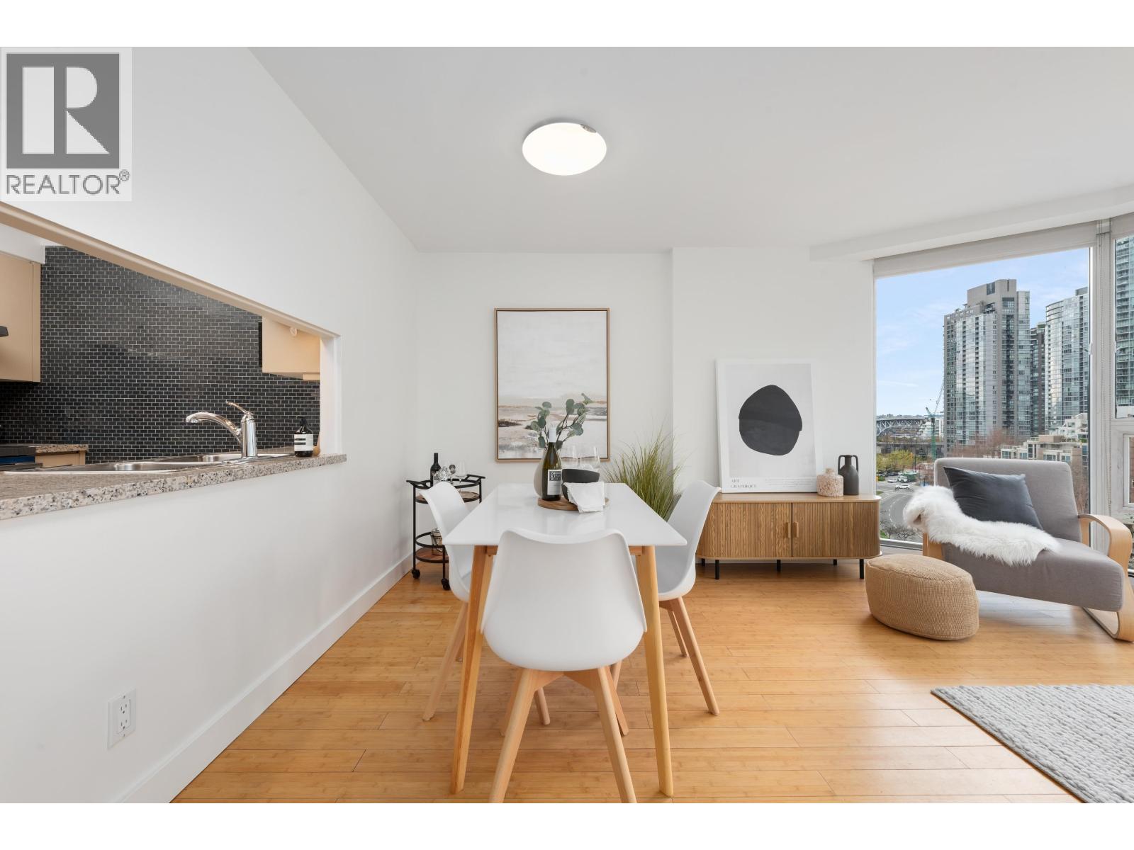 11d 199 Drake Street, Vancouver, British Columbia  V6Z 2T9 - Photo 3 - R3110506