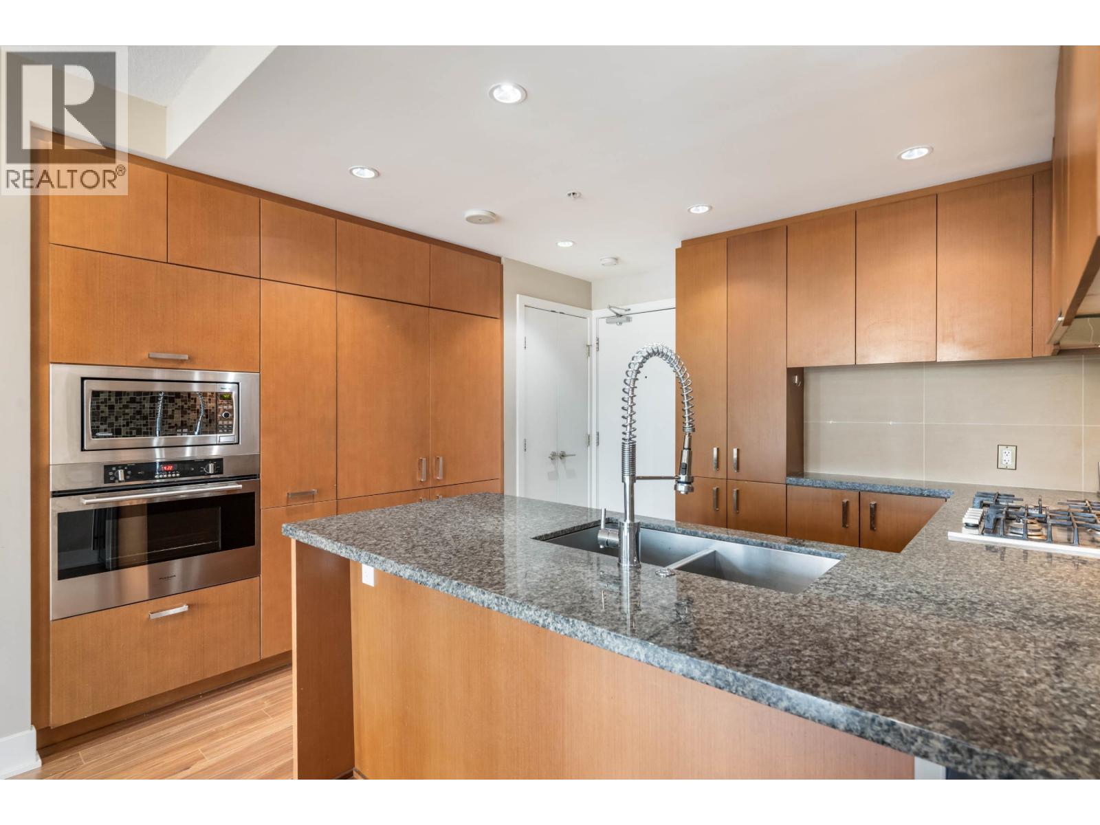 2301 3008 Glen Drive, Coquitlam, British Columbia  V3B 0J5 - Photo 8 - R3110522