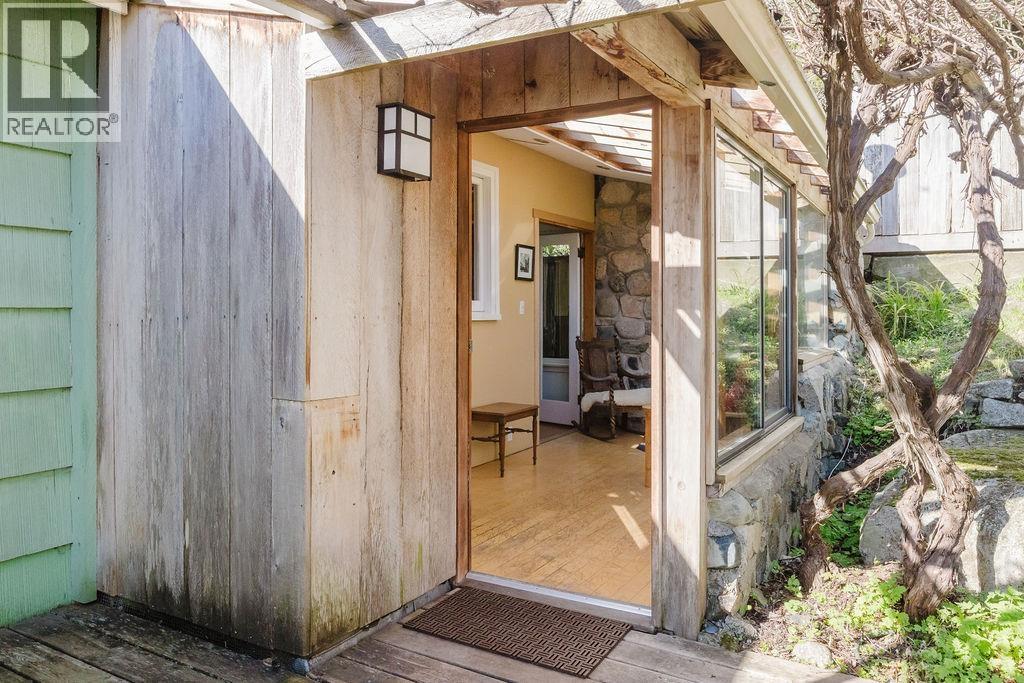 466 Central Avenue, Gibsons, British Columbia V0N 1V1 - Photo 3 - R3110456