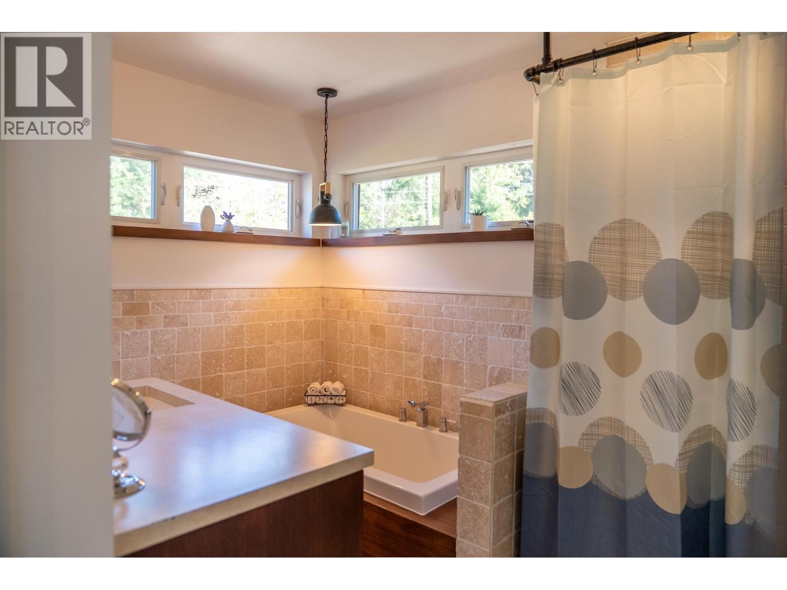 5582 Hooson Road, Pender Island, British Columbia  V0N 2M1 - Photo 11 - R3110475