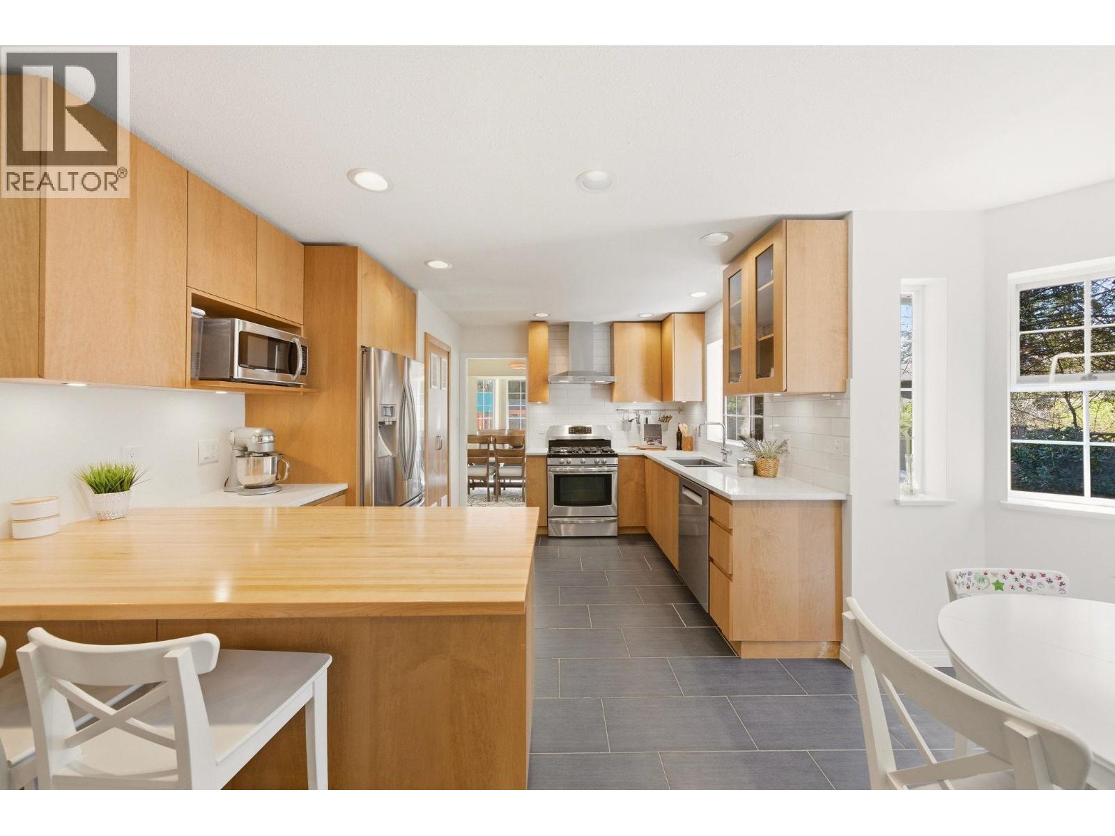 4063 Shone Road, North Vancouver, British Columbia  V7G 2N4 - Photo 11 - R3110489