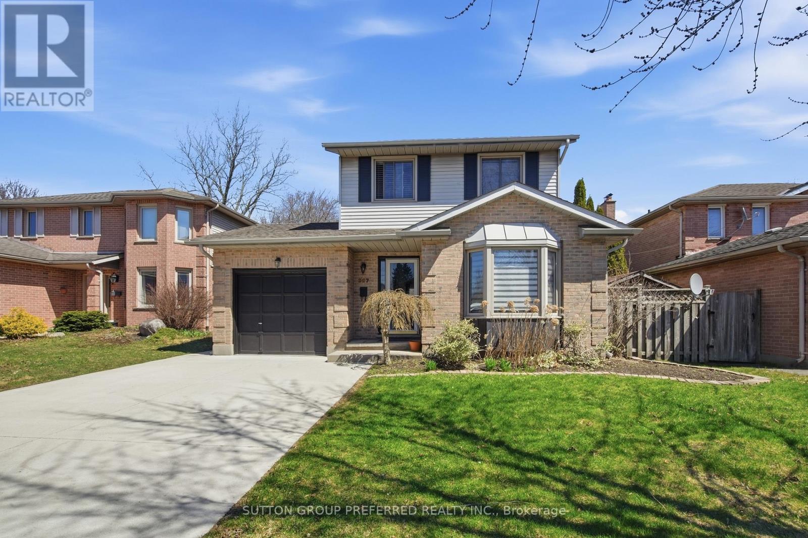 227 Edmunds Place, London South, Ontario  N5Z 4V9 - Photo 4 - X12992422