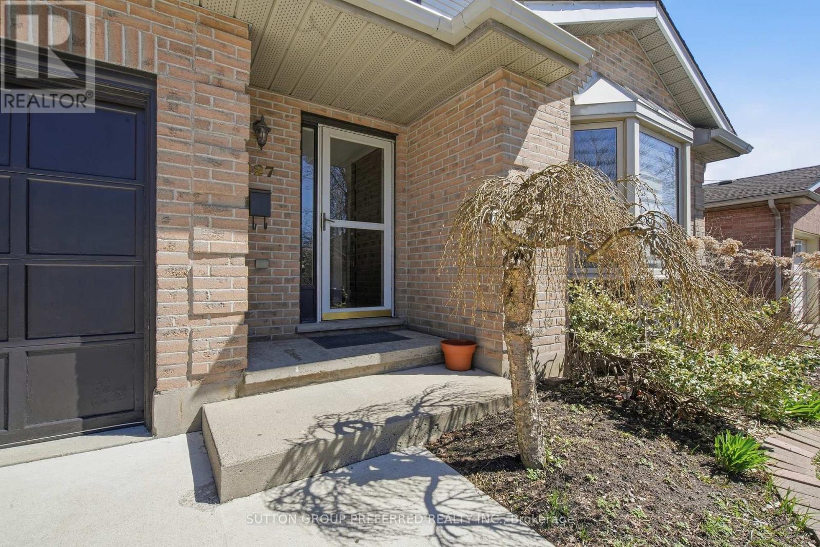 227 Edmunds Place, London South, Ontario  N5Z 4V9 - Photo 5 - X12992422