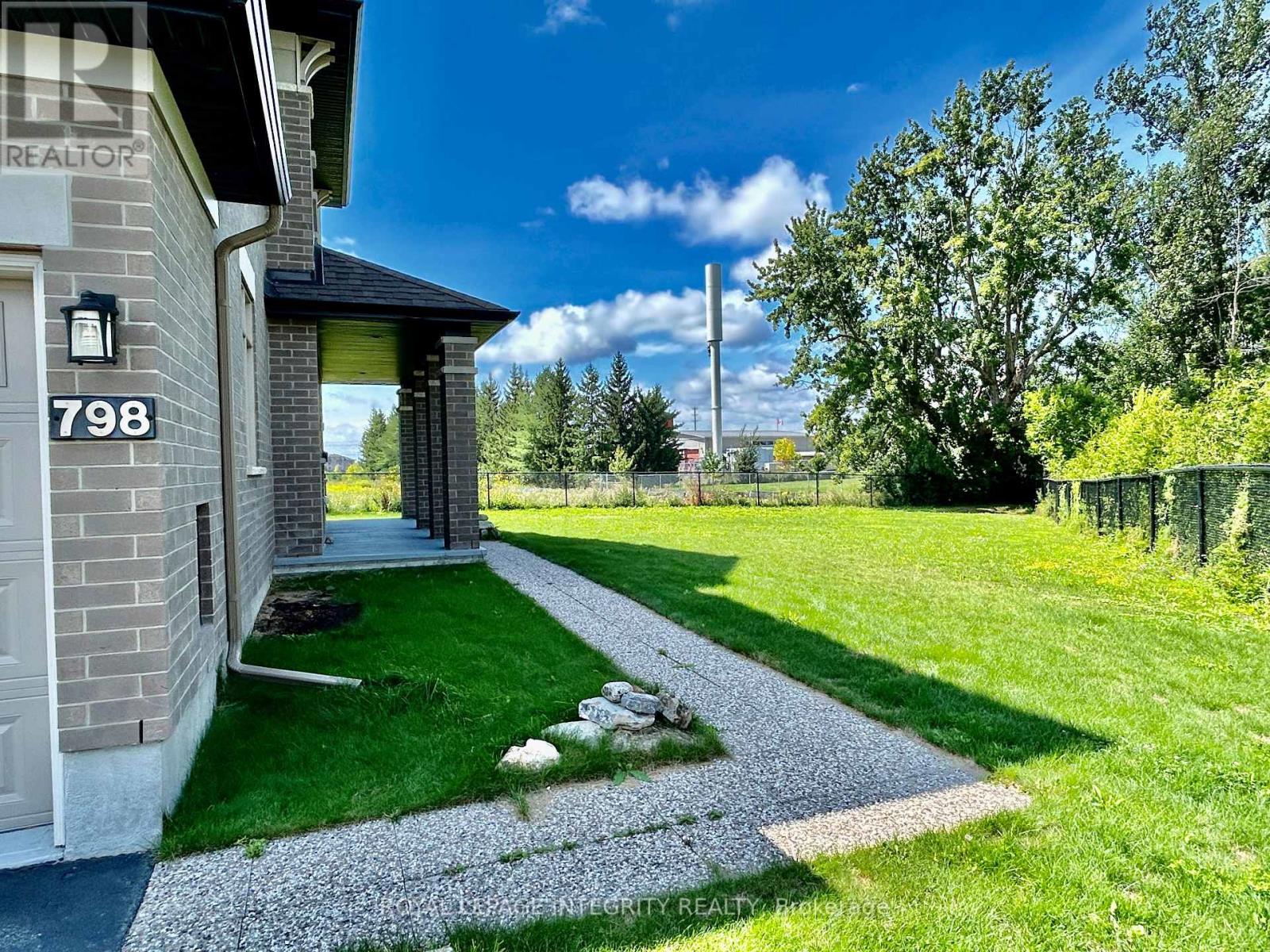 798 Carnelian Crescent, Ottawa, Ontario  K1X 0A8 - Photo 3 - X12992498