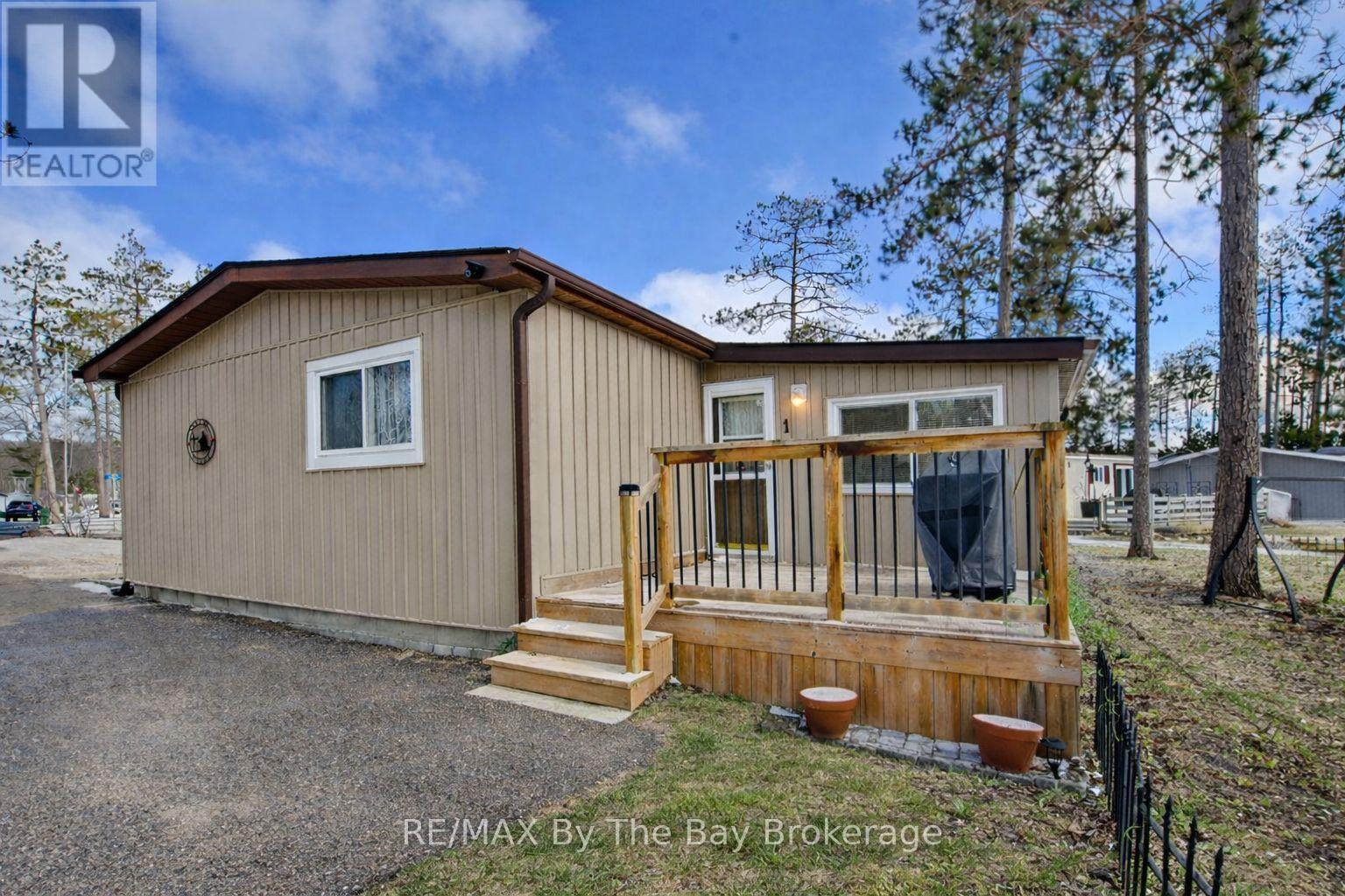 1 Golf Avenue, Wasaga Beach, Ontario  L9Z 1K2 - Photo 22 - S12976030