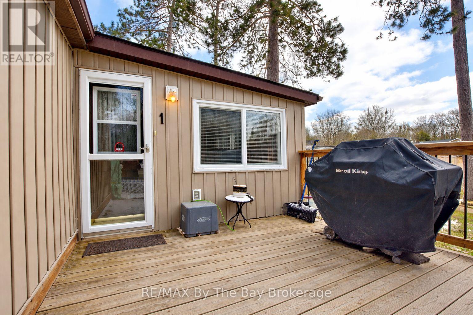 1 Golf Avenue, Wasaga Beach, Ontario  L9Z 1K2 - Photo 21 - S12976030