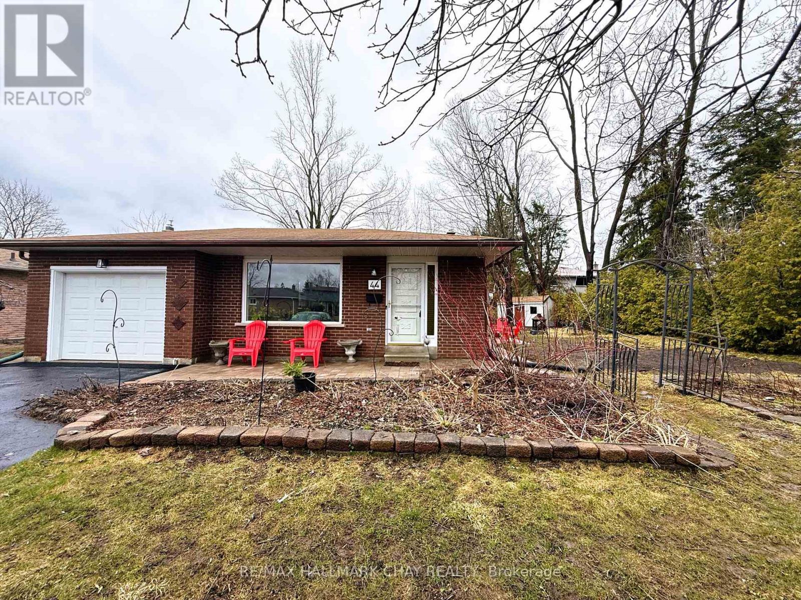 44 Belcourt Avenue, Barrie, Ontario  L4M 4E4 - Photo 2 - S12843428