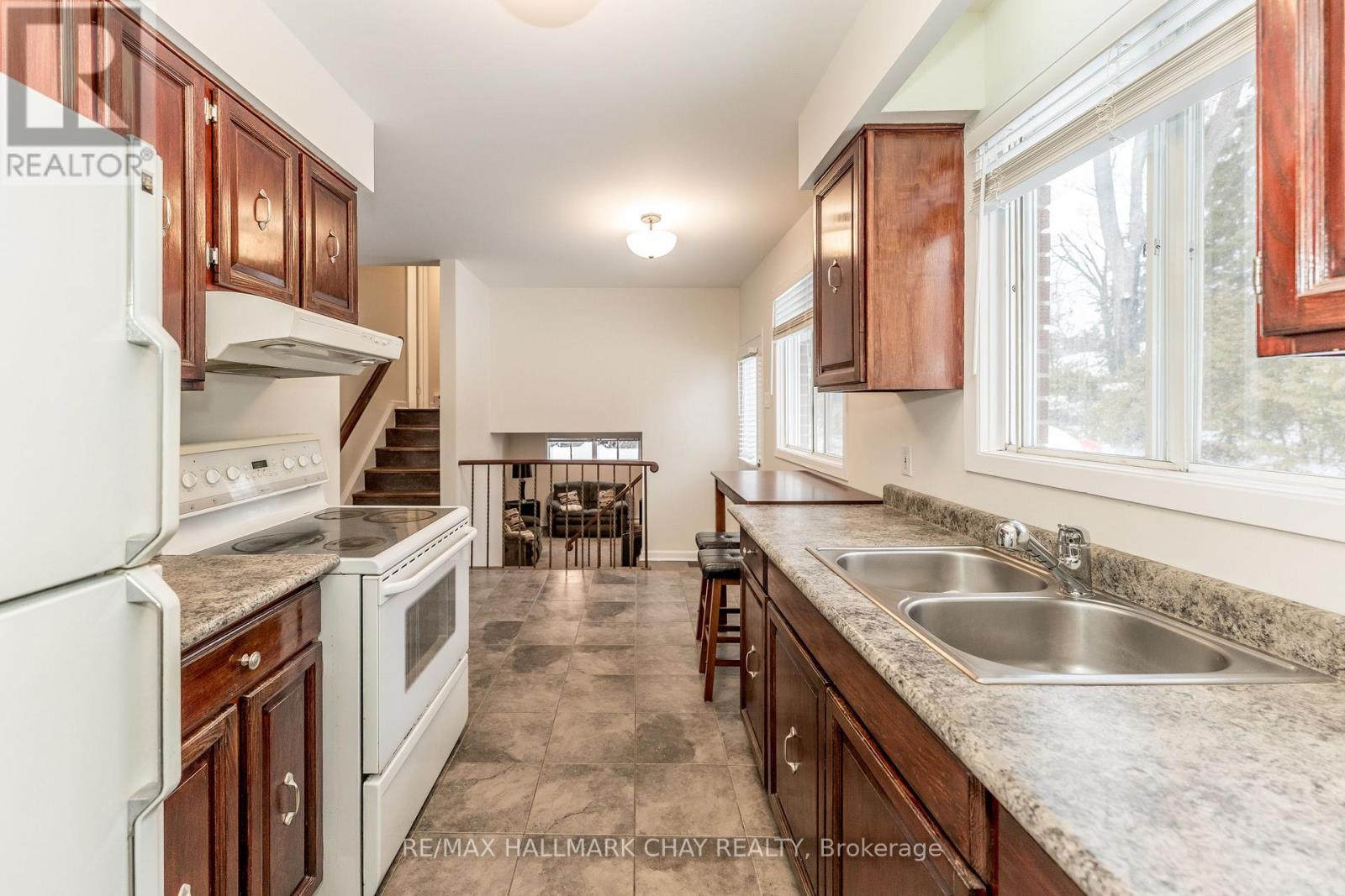 44 Belcourt Avenue, Barrie, Ontario  L4M 4E4 - Photo 5 - S12843428