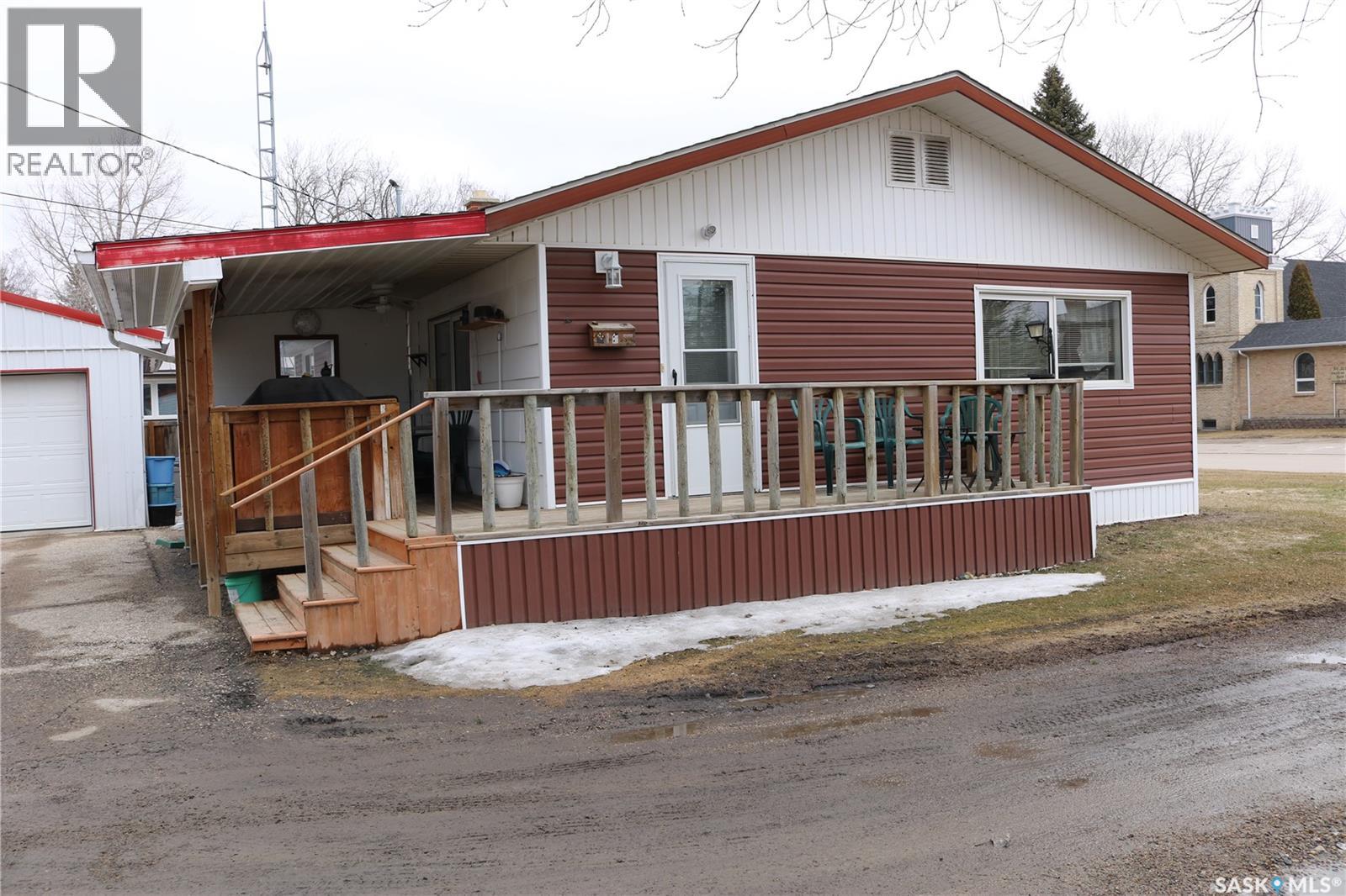708 Ellice Street, Moosomin, Saskatchewan  S0G 3N0 - Photo 2 - SK032774