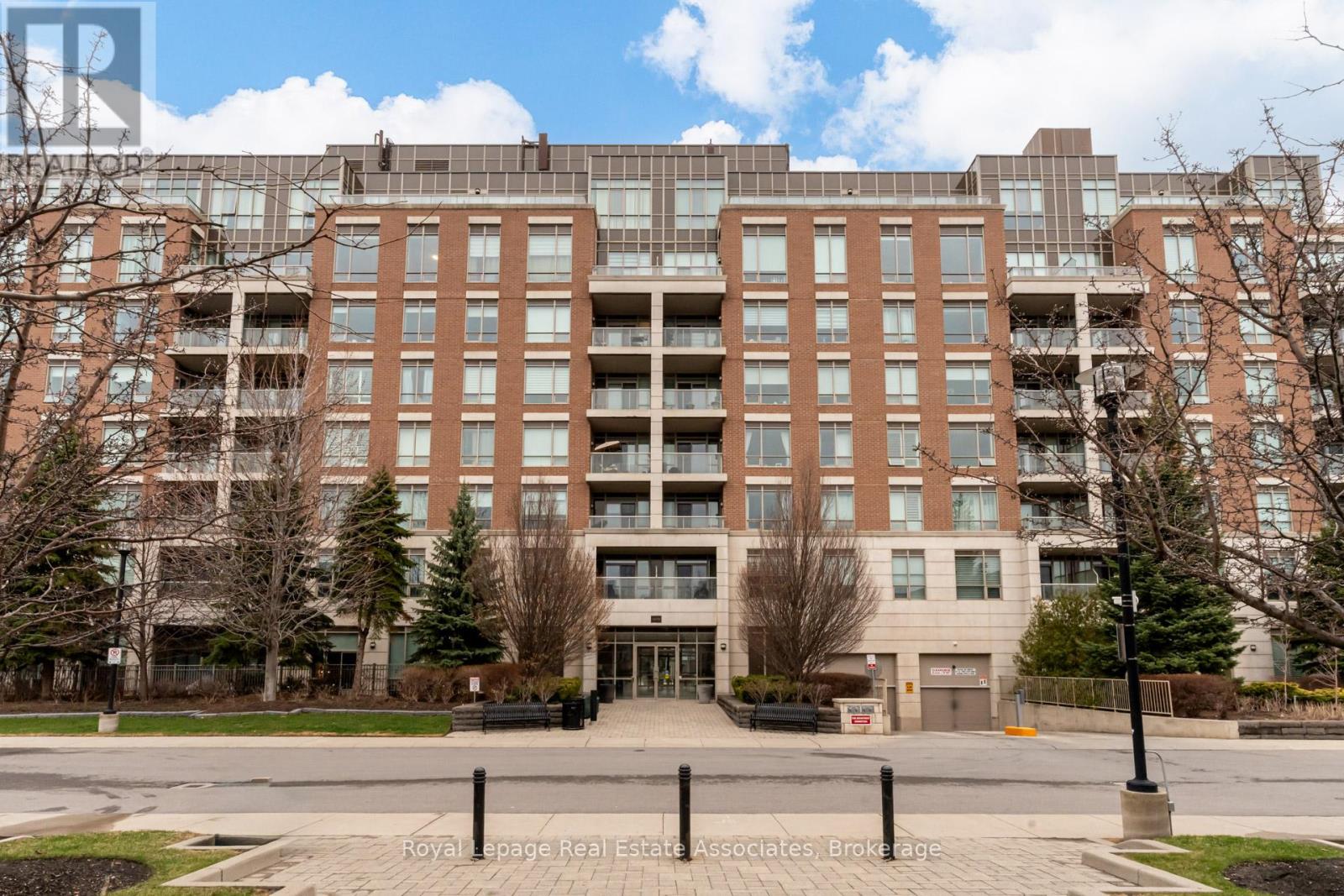 712 - 2470 Prince Michael Drive, Oakville, Ontario  L6H 0G9 - Photo 2 - W12992430